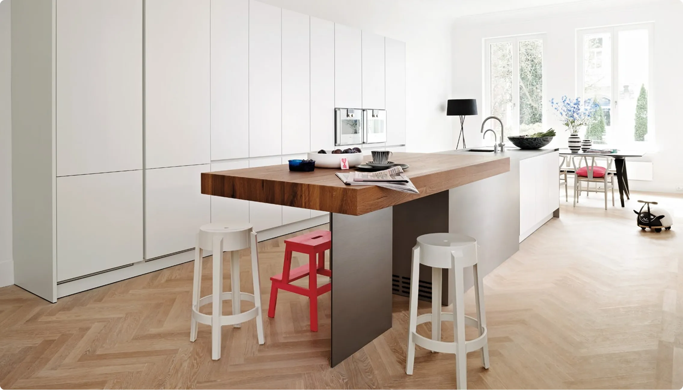 Cuisine contemporaine de luxe Tours et Parçay-Meslay acier inox, facade blanche, plan inox et bois massif véritable chêne
