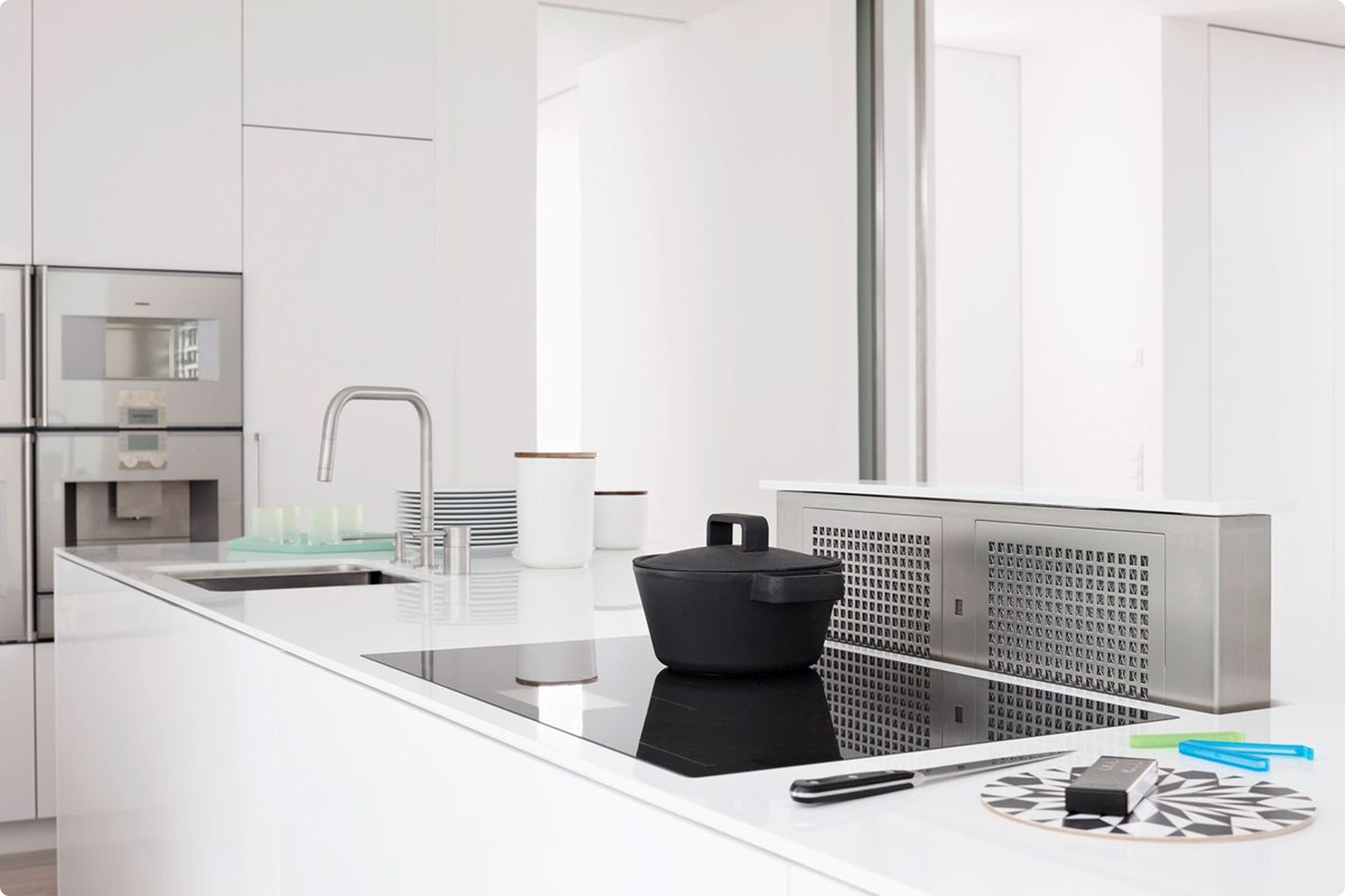 Cuisine de Prestige Touraine corian blanc pierre - lumineuse , clair, plan de travail hotte de plan, plaque induction, éclatant, pétillant, étincelant, radieuse