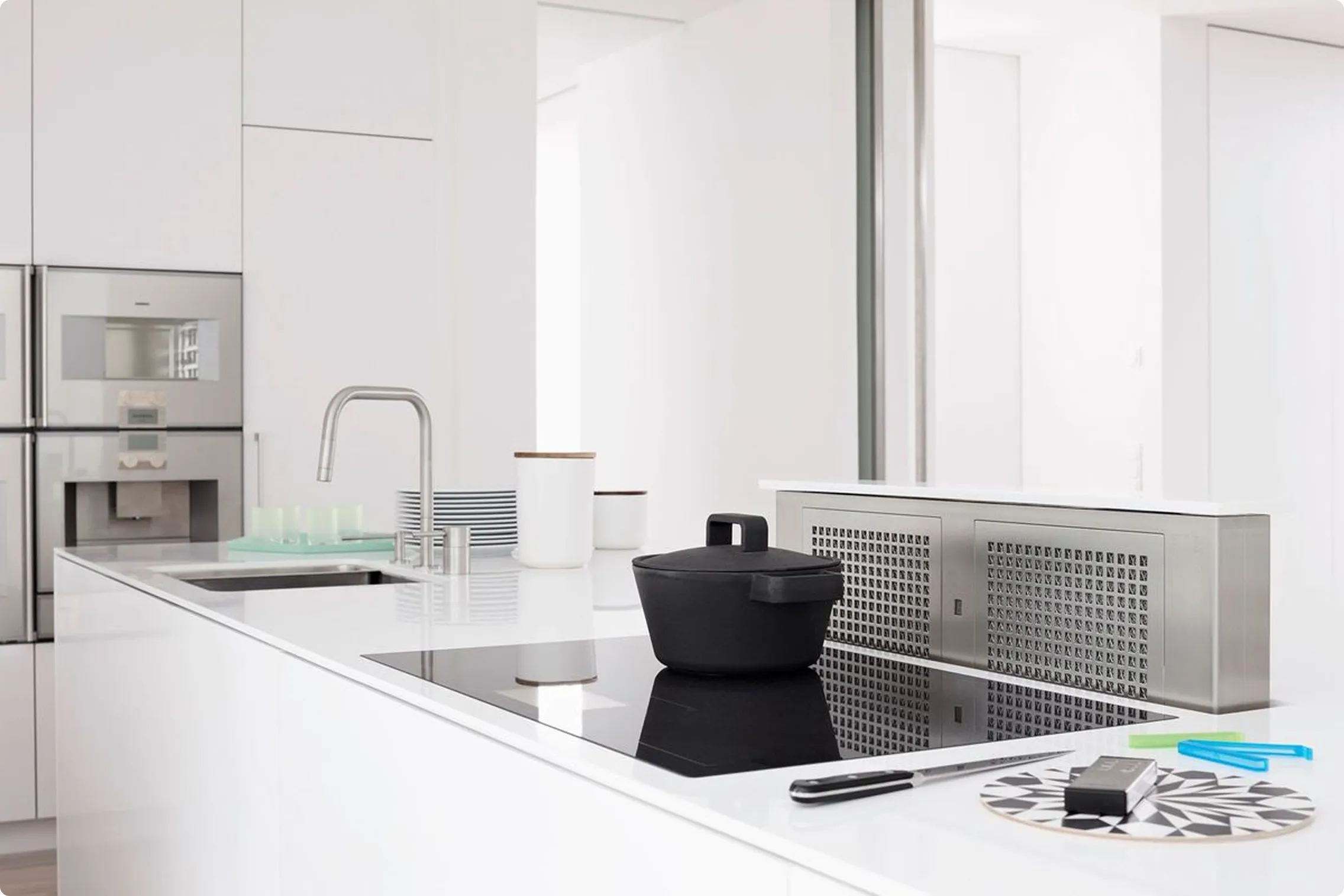 Cuisine de Prestige Touraine corian blanc pierre - lumineuse , clair, plan de travail hotte de plan, plaque induction, éclatant, pétillant, étincelant, radieuse