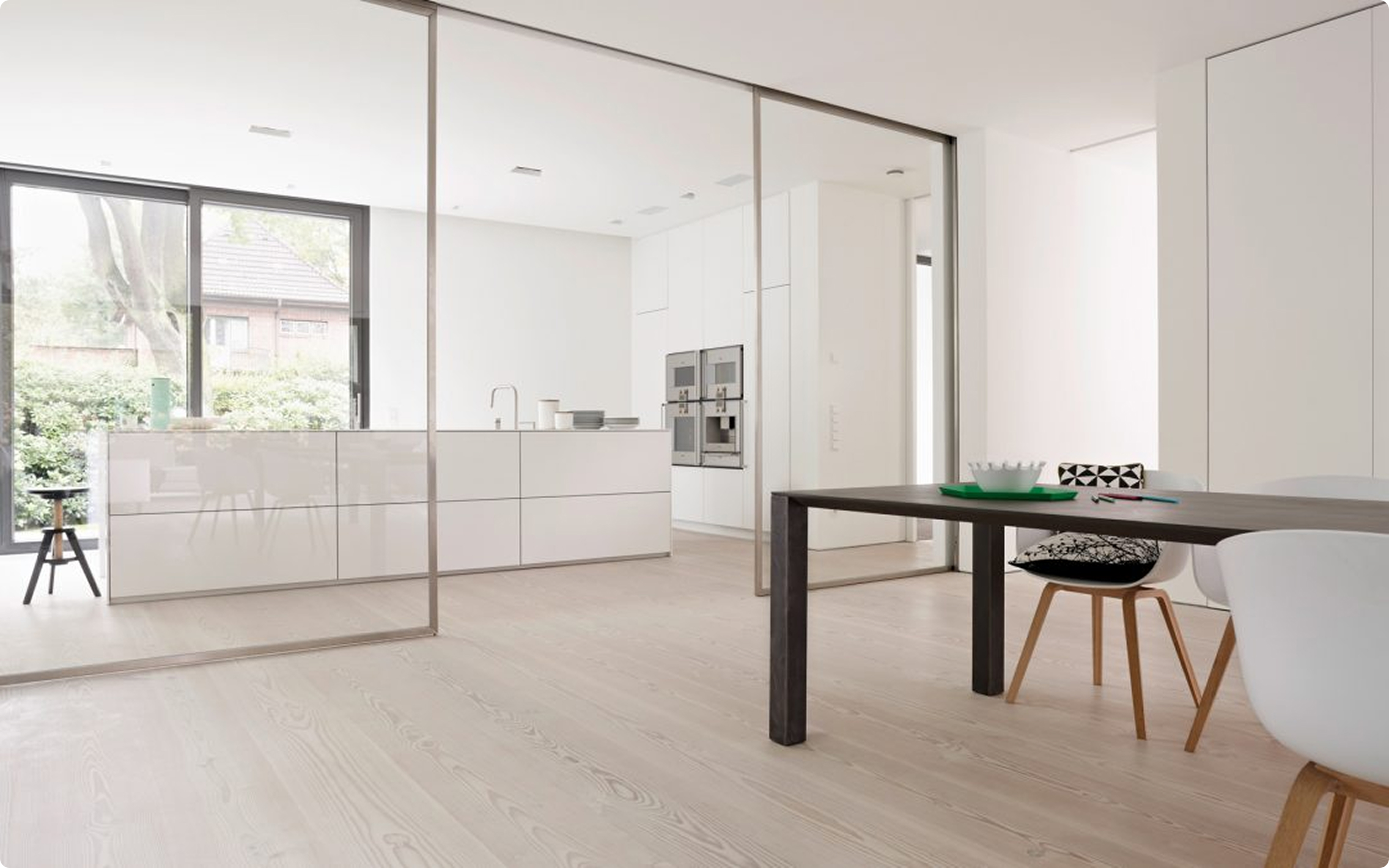 Cuisine haut de gamme Tours corian blanc pierre - lumineuse , clair, plan de travail hotte de plan, plaque induction, éclatant, pétillant, étincelant, radieuse