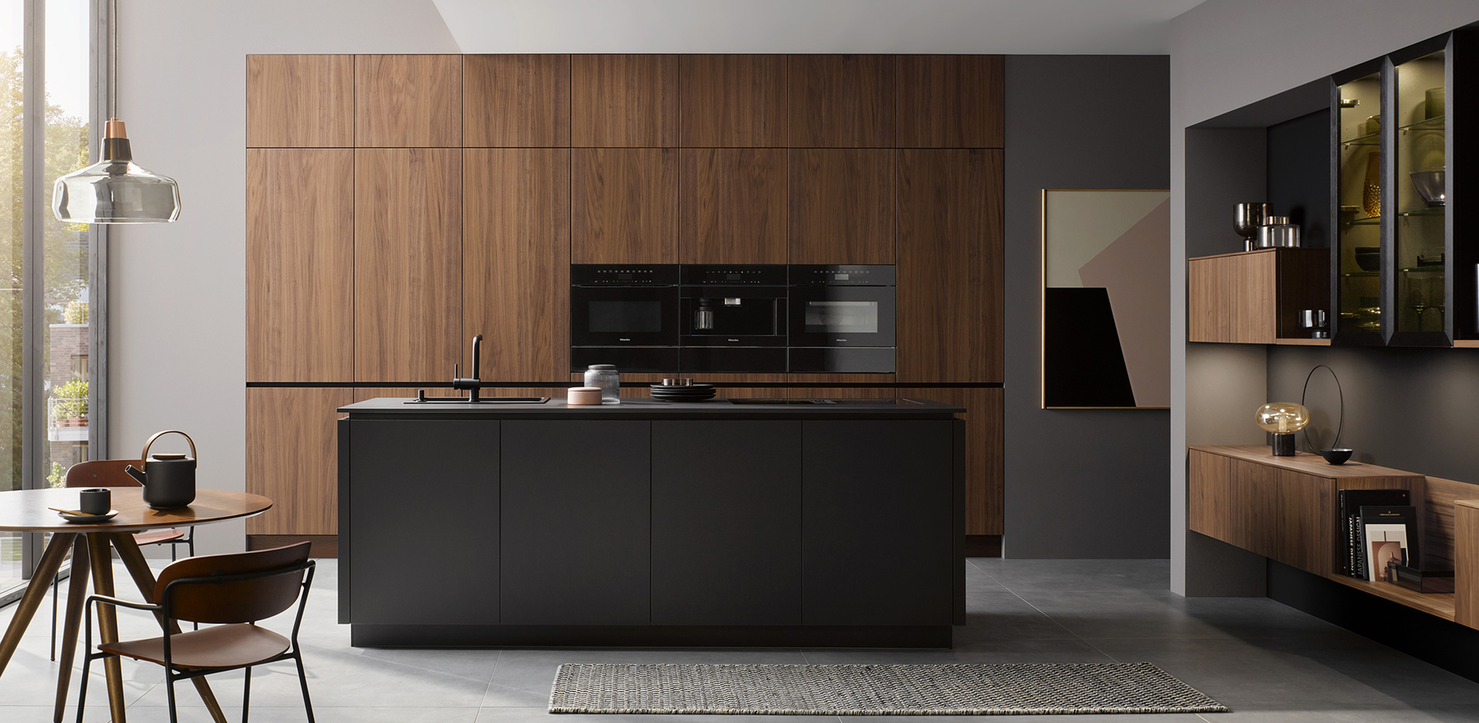 Cuisine Prémium chic épurée tendance Saint-Avertin ilot noir - Armoire haute placage bois véritable noyer et chêne massif mélaminé - plan de travail noir