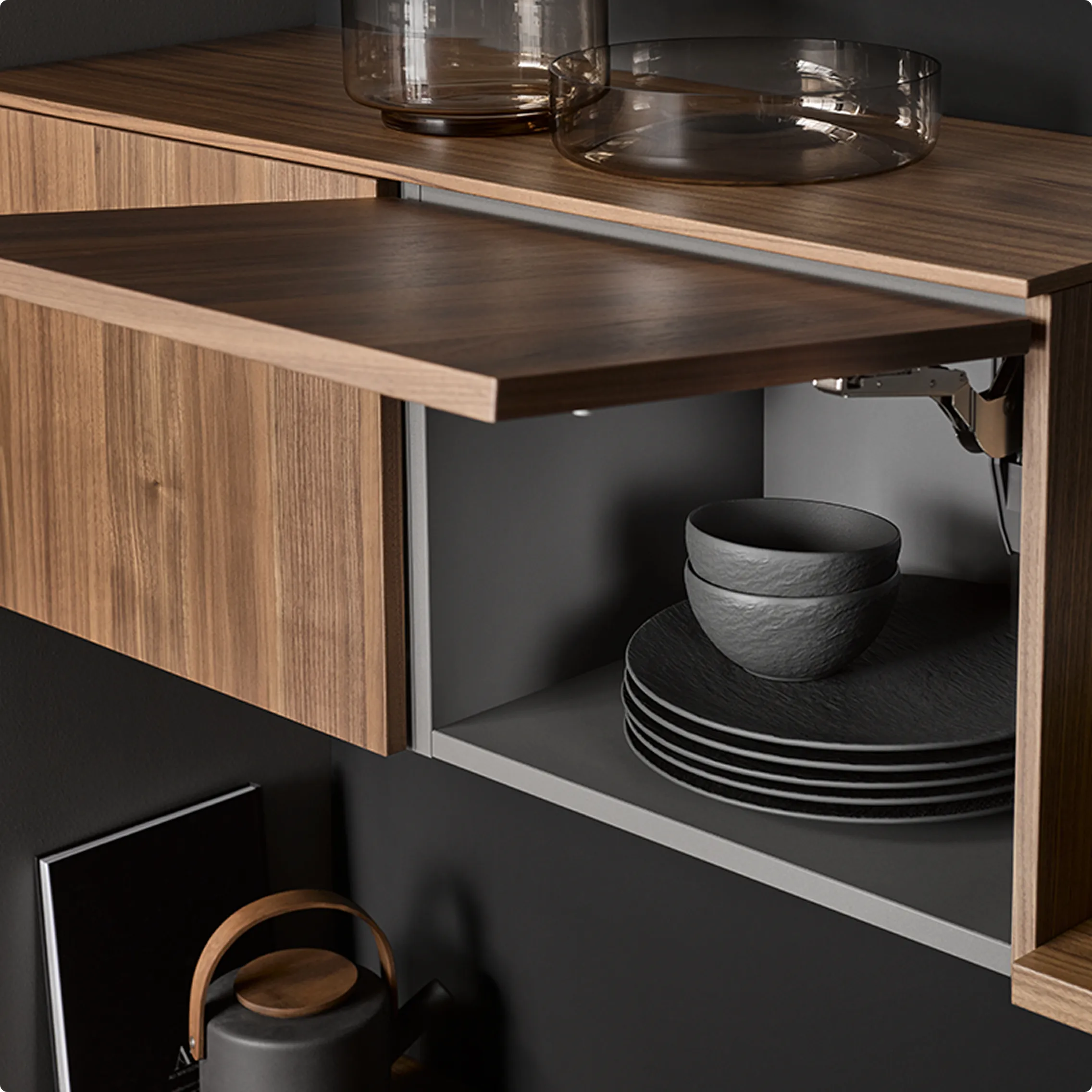 Cuisine luxueuse chic épurée Fondettes bois et   noir - Armoire haute placage bois véritable noyer massif mélaminé - plan de travail noir zimbabwee fénix noir nano