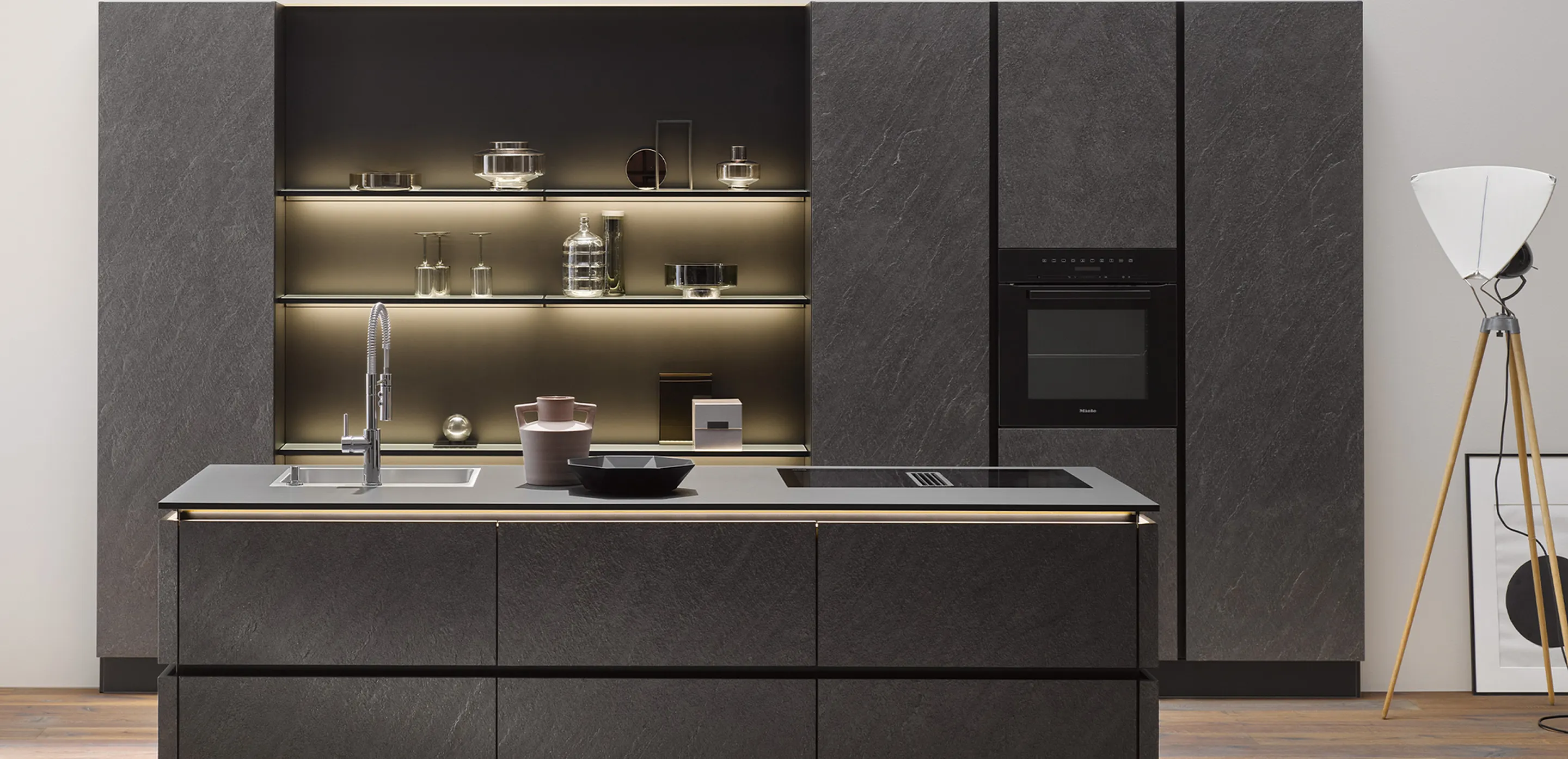 Cuisines de grande qualitée sur-mesures façade en pierre grise et noire équipées et aménagées sur mesure à Fondettes en Indre-et-Loire (37) rangement astucieux, îlot, Architecture sur Tours, épuré, rafiné et moderne, sans poignée