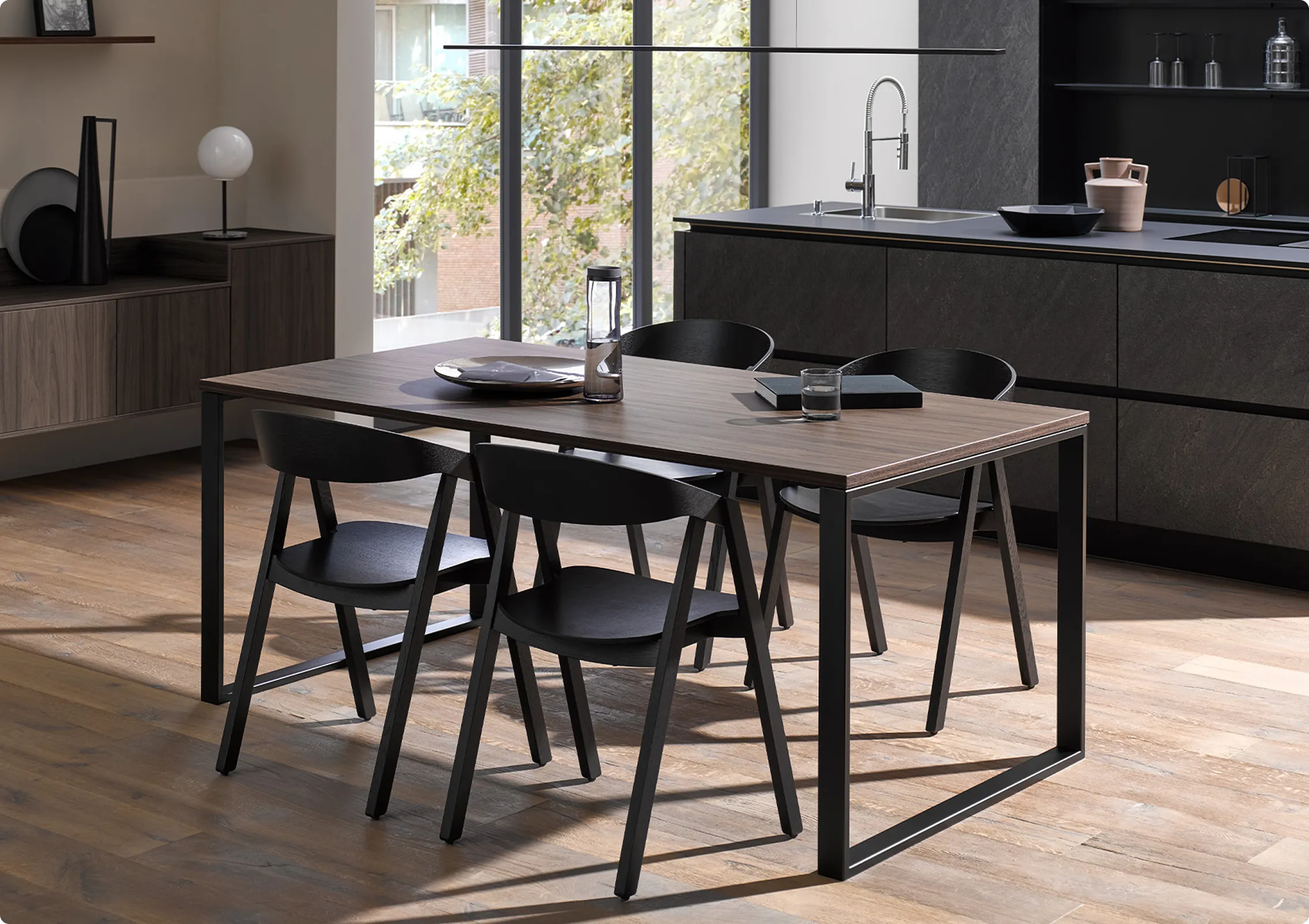 Aménagement haut de gamme salle à manger, living Saint-Cyr-sur-Loire, table et chaises noir et noyer luxe, décoration, luminaire, suspension moderne, architecture, l'atelier du cuisiniste Tours