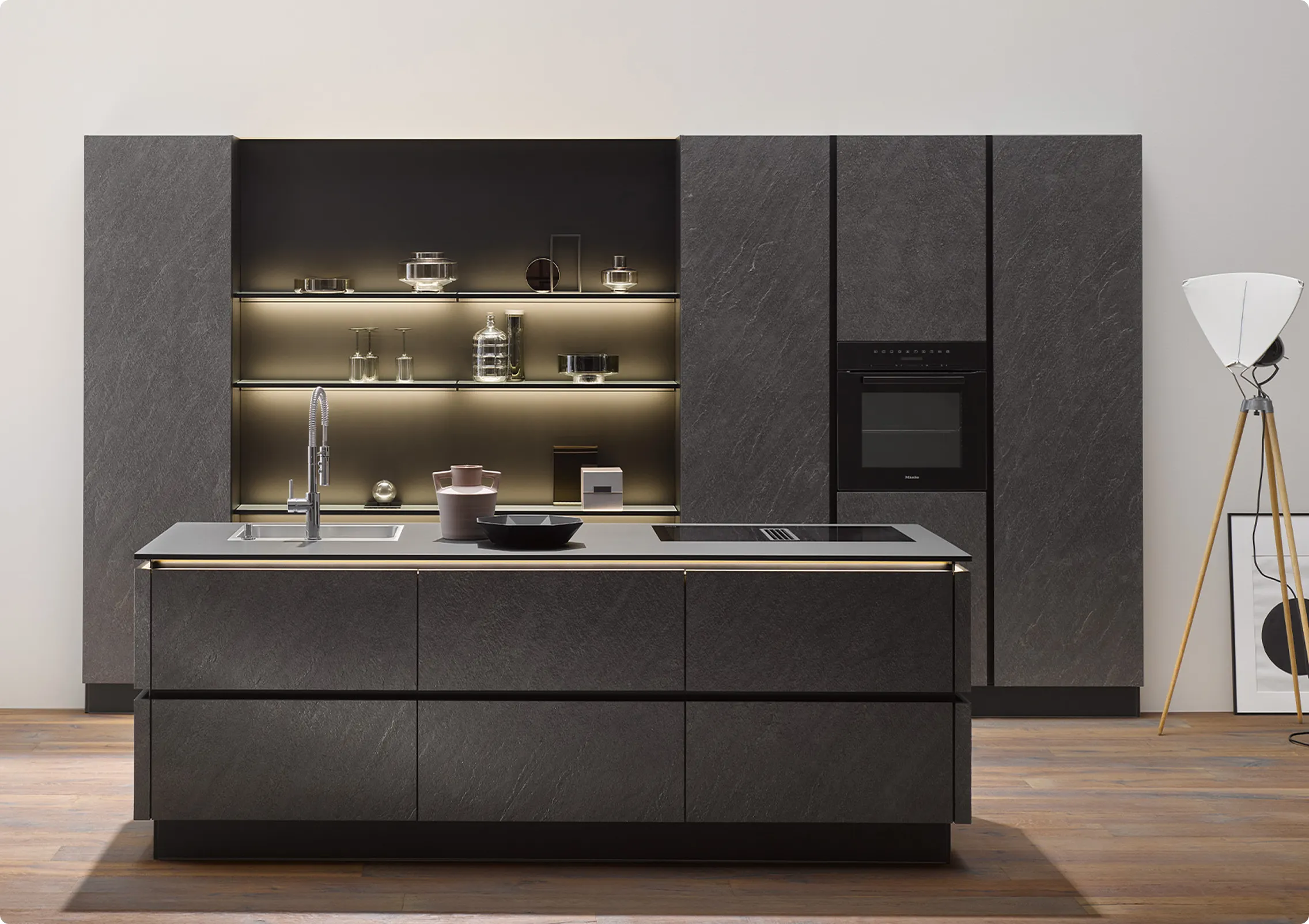 Cuisines de grande qualitée sur-mesures façade en pierre grise et noire équipées et aménagées sur mesure à Fondettes en Indre-et-Loire (37) rangement astucieux, îlot, Architecture sur Tours, épuré, rafiné et moderne, sans poignée