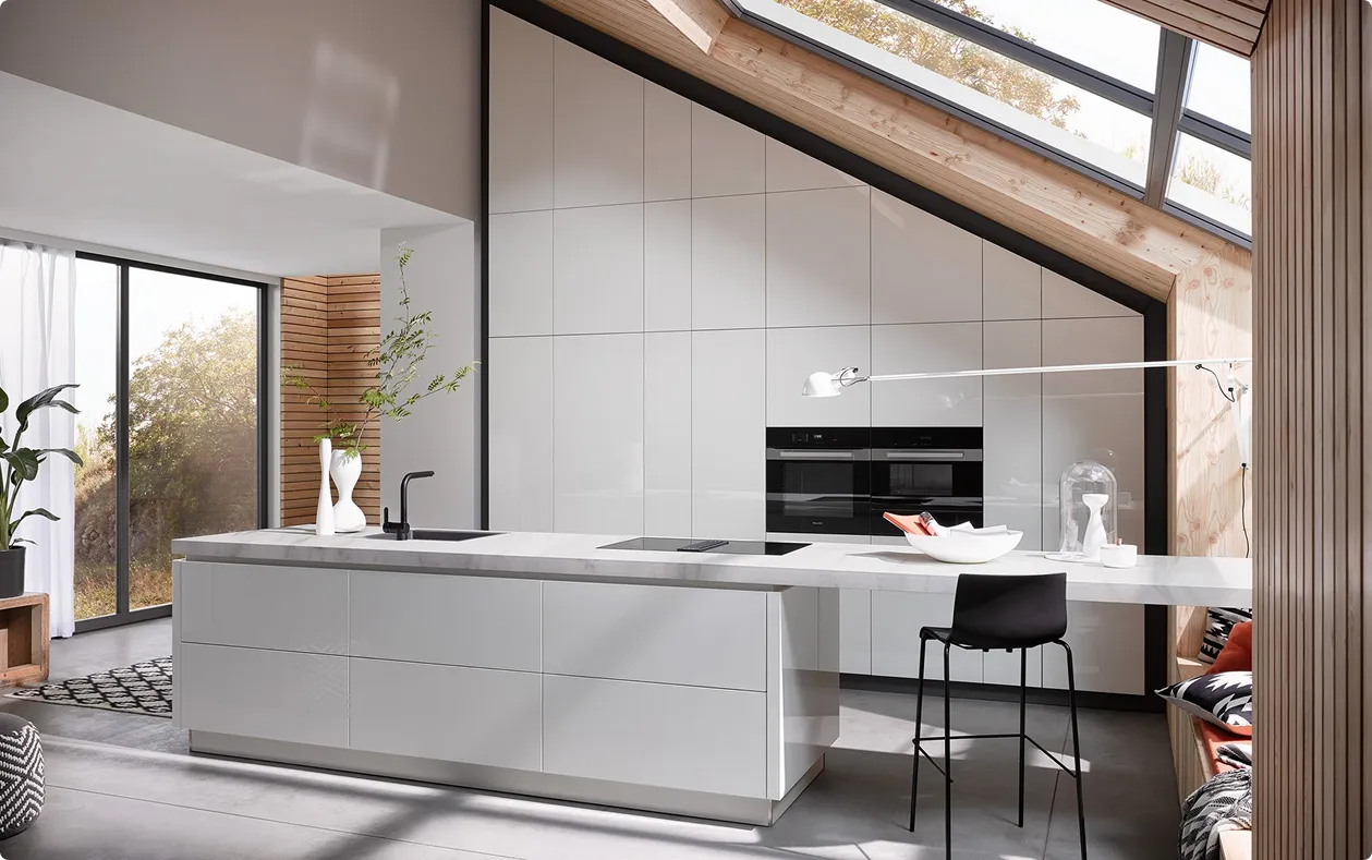 Aménagement cuisine blanche laquée de grande qualitée sur-mesures à Notre-Dame-d'Oé, Architect d'intérieur sur Saint-Cyr-sur-LoireCuisines uniques d’exception aménagées et équipées, design, élégante et tendance sur-mesure haut de gamme à Tours en