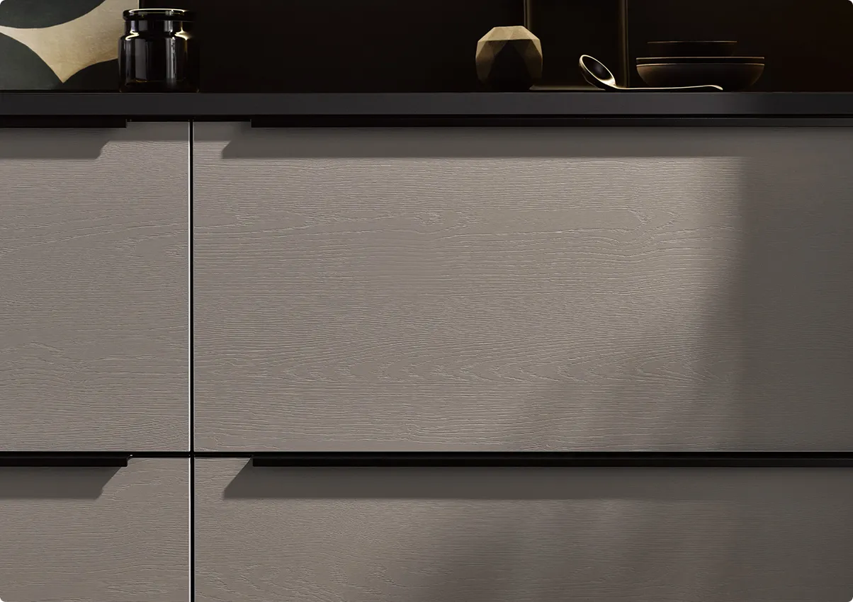 Détail des cuisines de grande qualitée sur-mesures gris et noir à Parçay-Meslay en Indre-et-Loire (37) rangement astucieux, veinage bois, raffiné, architecture d'intérieur, créateur d'intérieur, l'atelier du Cuisiniste Tours, décoration