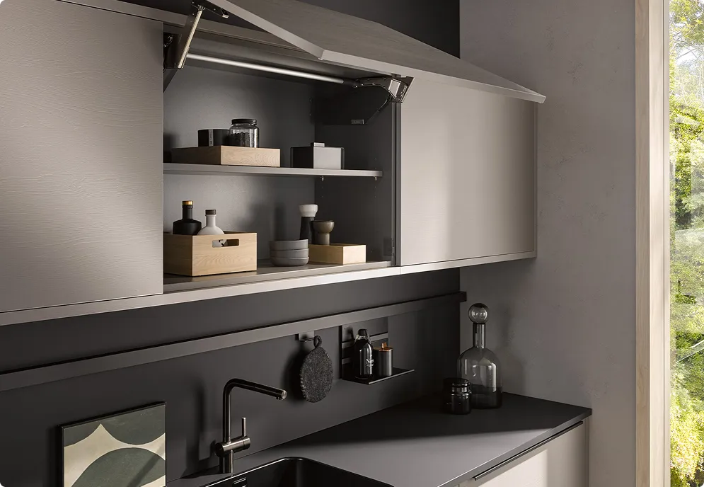Détail des cuisines Haut de Gamme sur-mesures gris et noir à Tours Nord en Indre-et-Loire (37) rangement astucieux, veinage bois, chic, architect d'intérieur, meuble haut relevant, l'atelier du cuisiniste