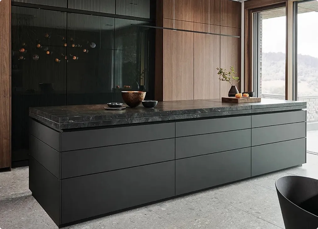 Cuisine Haute qualité Rochecorbon - Fenix Nano noir - Placage bois massif Noyer - plan de travail pierre granit quartzite Negresco leather