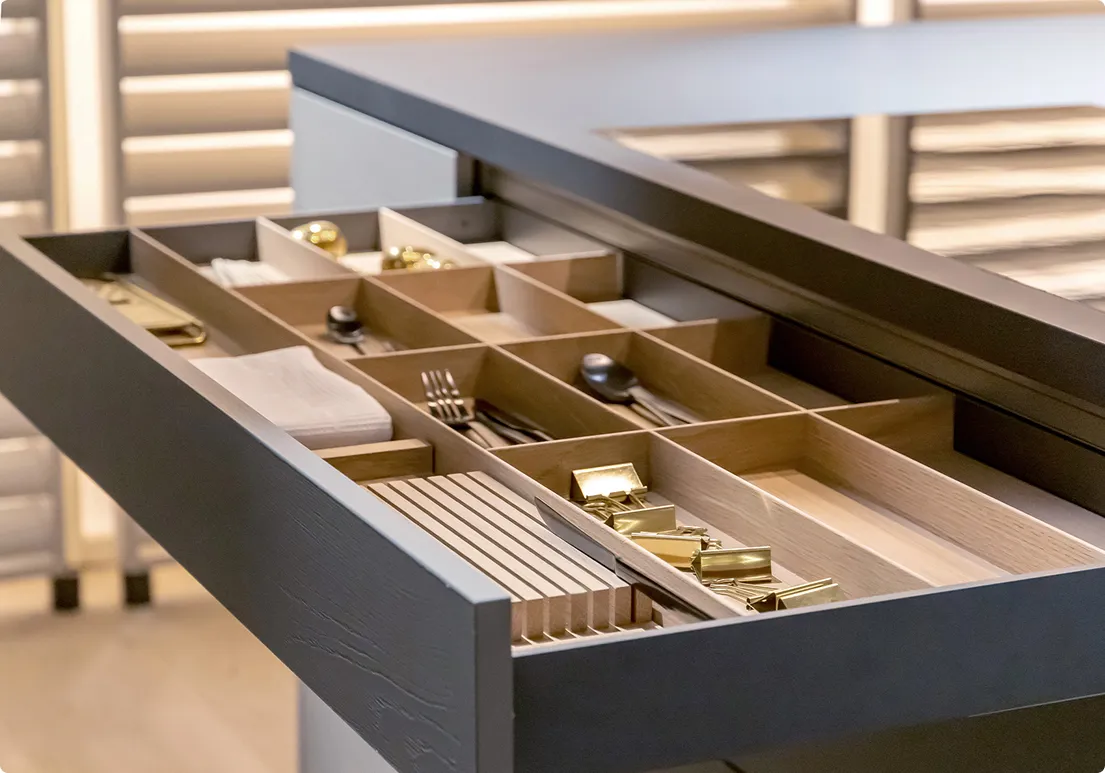 l-atelier-du-cuisiniste-tours-rangements-tiroir-range-couvert-bois-chêne-massif