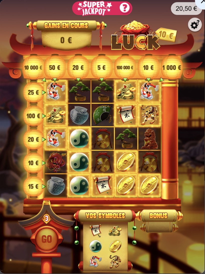Étape 4 d'Asian Luck : la partie est en cours, il reste 3 lancers et les symboles s'affichent sur la grille, dont un 'C' du bonus LUCK.