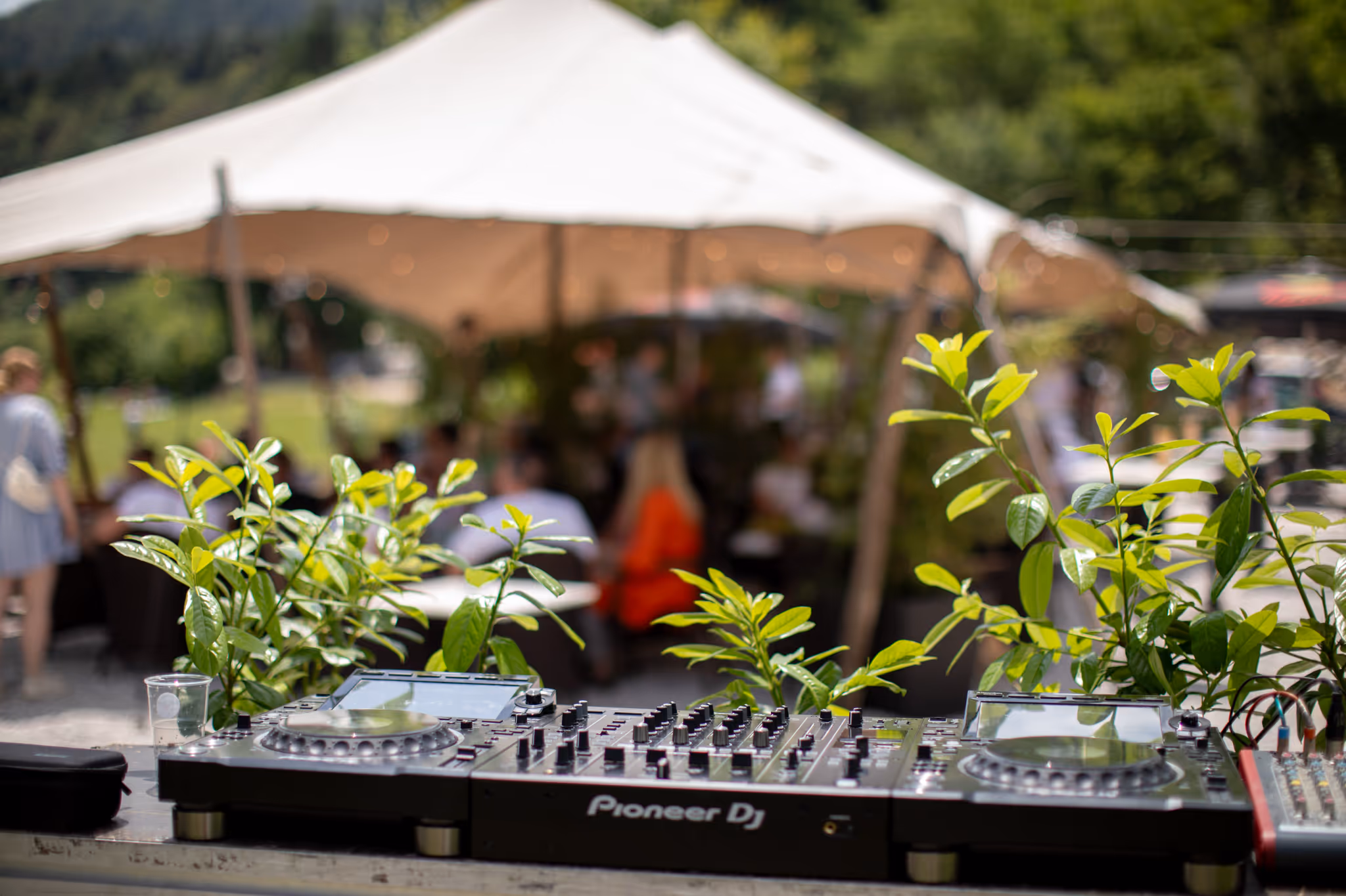 DJ mesalka na terasi v Ljubljani