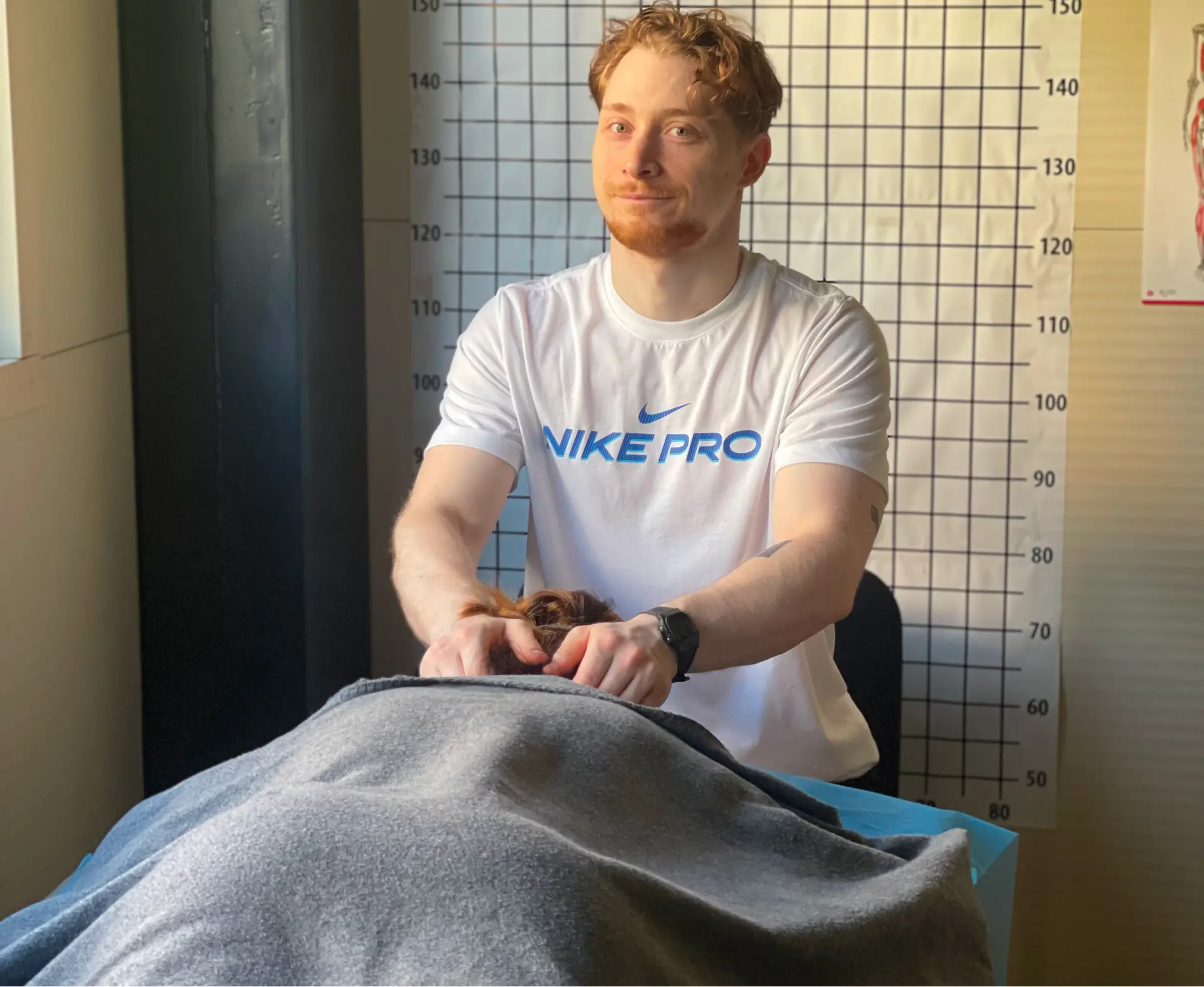 Тренер-реабілітолог Джевага Євгеній Валентинович здійснює точковий масаж шиї в DZHEVAHA GYM - професійна робота з тригерними точками для зняття хронічного болю