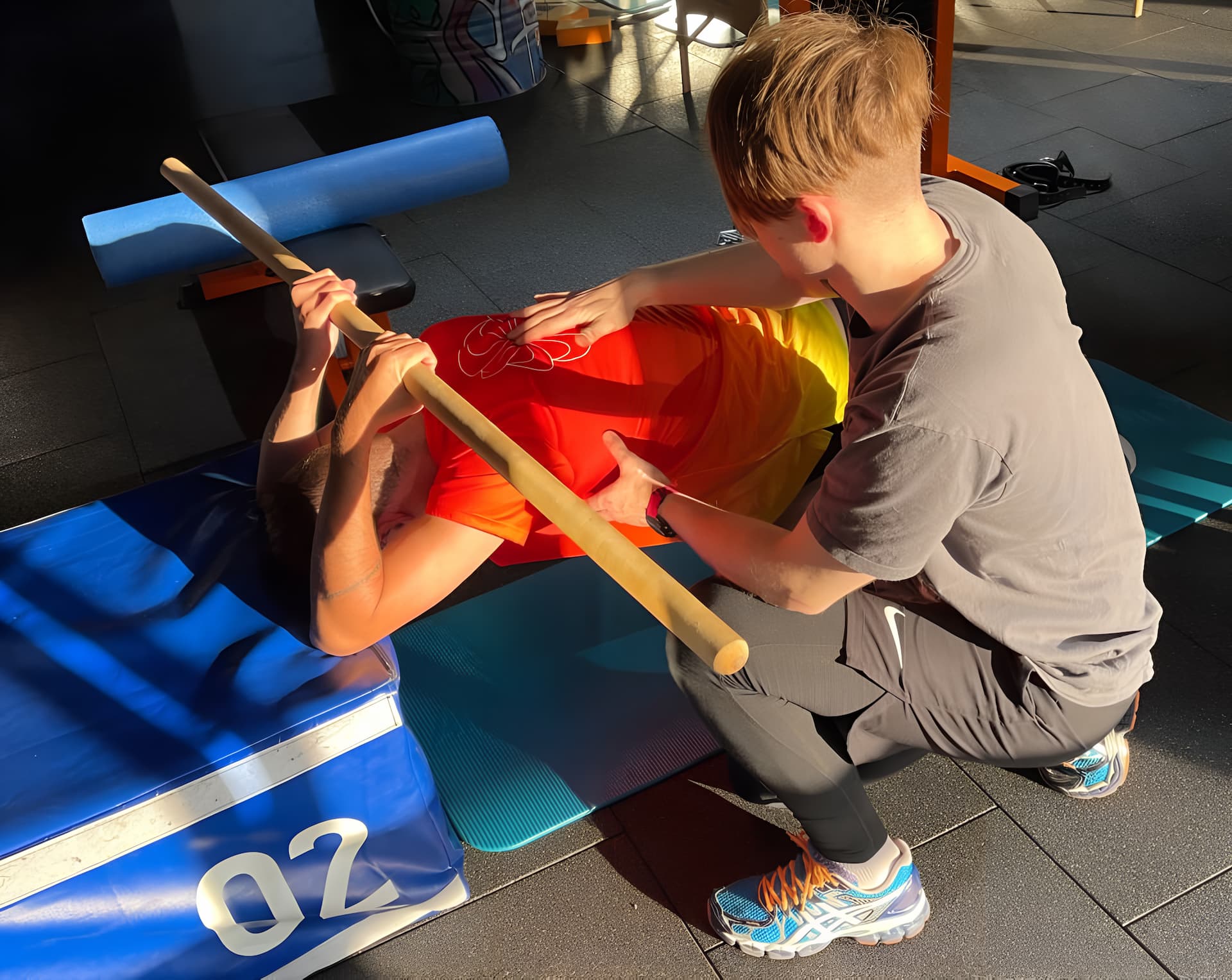 Джевага Євгеній Валентинович проводить реабілітацію при протрузії міжхребцевого диска в DZHEVAHA GYM - кінезітерапевт застосовує спеціалізовані вправи для зміцнення хребта та усунення болю