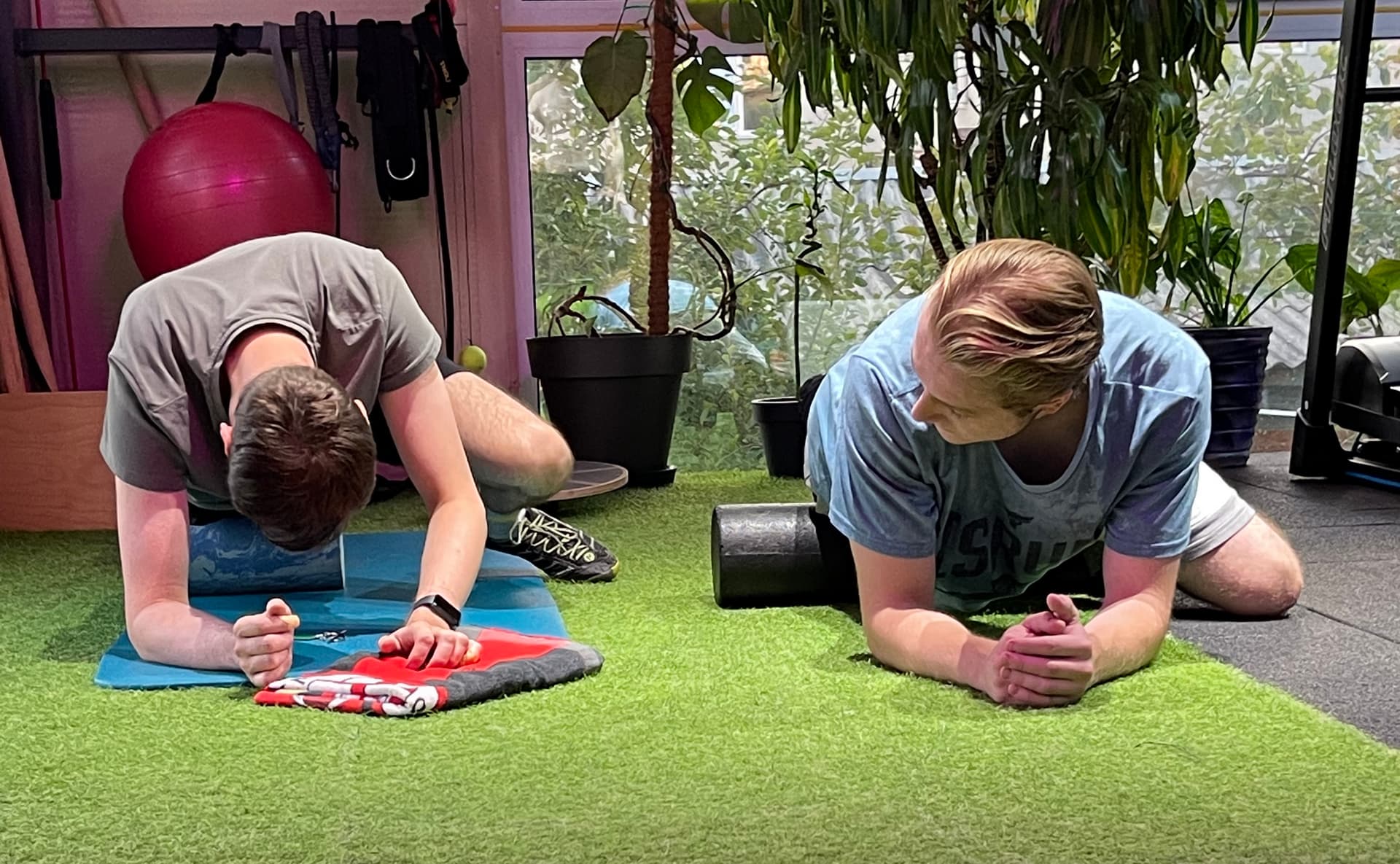 Реабілітаційне тренування в DZHEVAHA GYM (Осокорки, Київ) спрямоване на стабілізацію корпусу, мобільність тазостегнових суглобів і здоров’я хребта. Функціональні вправи на підлозі допомагають зменшити біль у попереку, покращити контроль рухів та відновити природну біомеханіку після сидячого способу життя. Заняття проходять під наглядом тренера-реабілітолога.