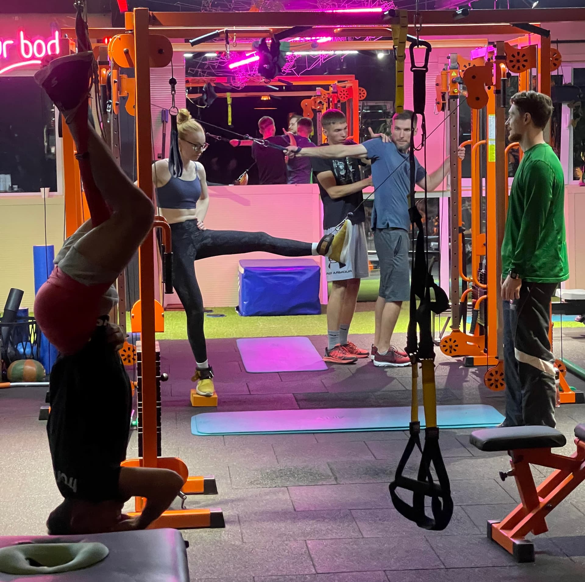 Сучасна тренувальна зала спортивно-реабілітаційного центру джевага (Dzhevaha Gym), Київ, Осокорки. На фото показана атмосфера центру з професійним функціональним обладнанням для індивідуальної реабілітації при сколіозі у дорослих. У джевага джим кожен клієнт працює за персональною програмою з урахуванням типу сколіозу (ідіопатичний, дегенеративний, функціональний), ступеня викривлення та супутніх порушень постави. Сучасне обладнання дозволяє виконувати різноманітні вправи для мобілізації хребта, зміцнення м'язів-стабілізаторів та відновлення м'язового балансу. Індивідуальний підхід, професійні тренери-реабілітологи, комфортна атмосфера. Реабілітація сколіозу, корекція постави, функціональний тренінг.