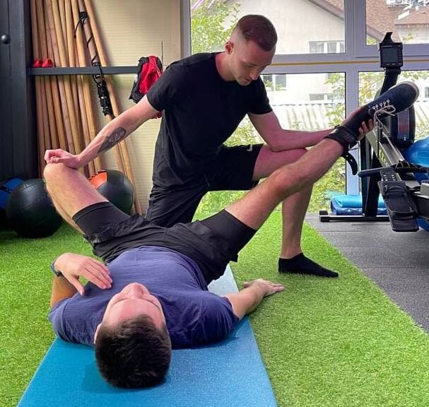 Мобільність кульшових суглобів і навантаження на поперек: роль ROM Обмежений ROM у кульшових суглобах змушує поперек брати на себе зайву роботу. У результаті — перевантаження, компресія, хронічна напруга. На фото — приклад контрольованої роботи над амплітудою руху без компенсації в попереку. Завдання — повернути рух у таз, щоб зняти зайвий стрес зі спини. Правильний ROM у кульшових = здоровіший поперек.