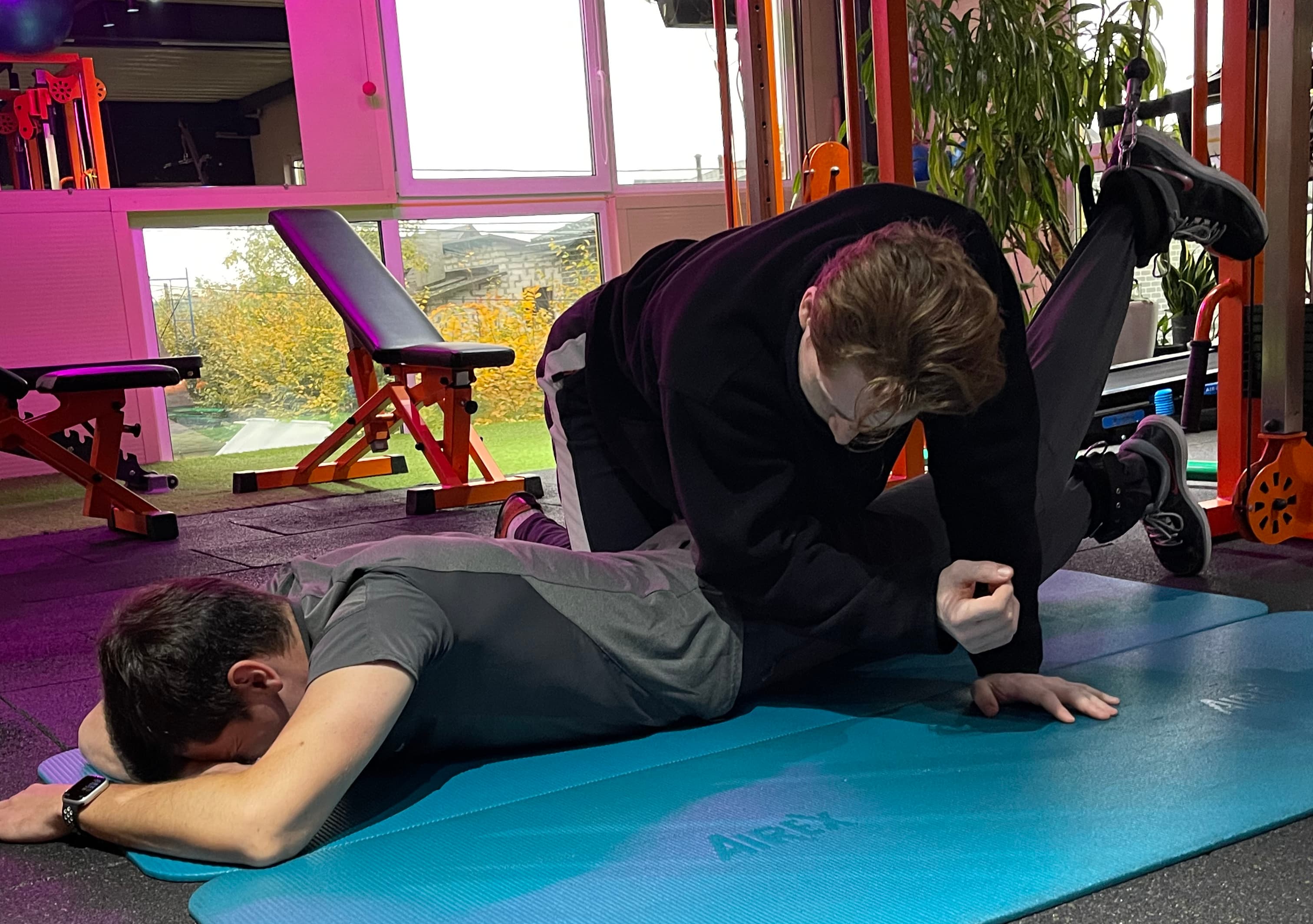 Мобільність кульшових і контроль попереку Коли тазостегновий суглоб не працює в повному ROM, поперек починає компенсувати. На фото — робота над рухливістю та контролем без зайвого навантаження на хребет. Спочатку повертаємо рух у таз — потім додаємо силу. Так будується стабільна й безпечна спина.