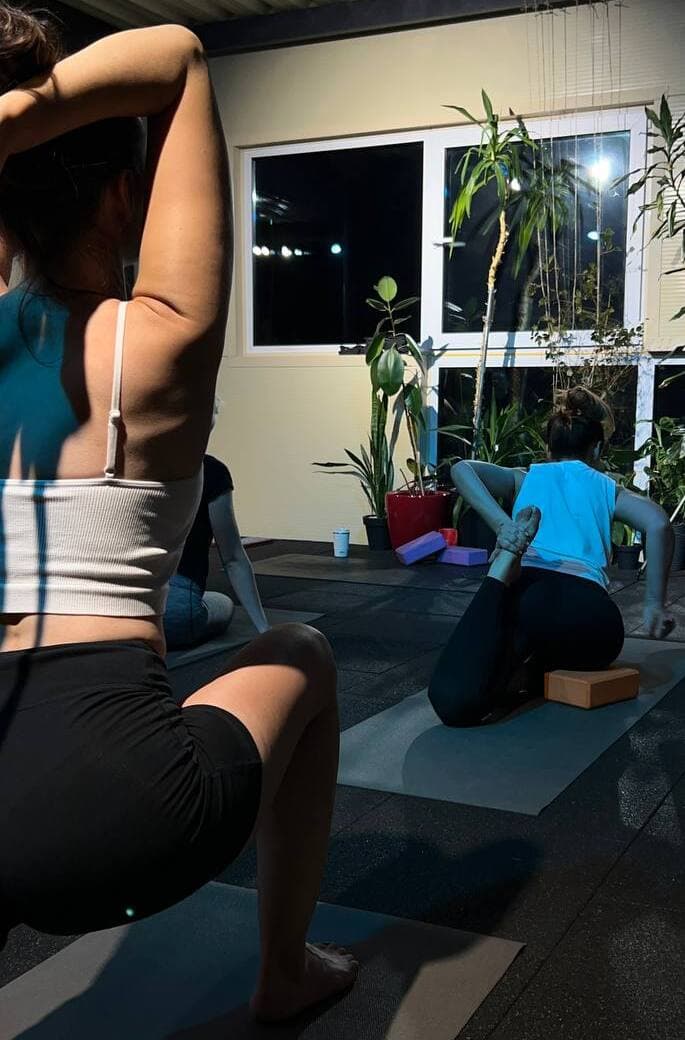 Гіпермобільність і перерозтягнення: коли «гнучкість» шкодить  На фото — приклад глибокої розтяжки, яка без контролю може перевантажувати зв’язки й капсулу суглоба. При гіпермобільності проблема не в тому, що руху мало, а в тому, що його забагато — і він неконтрольований.  Надмірне розтягнення без стабілізації може призводити до болю в попереку, тазі та колінах. Тому робота будується не навколо «ще глибше», а навколо контролю, сили та стабільності в наявному ROM.  Гнучкість без стабільності — це ризик. Стабільність у межах руху — це здоров’я.