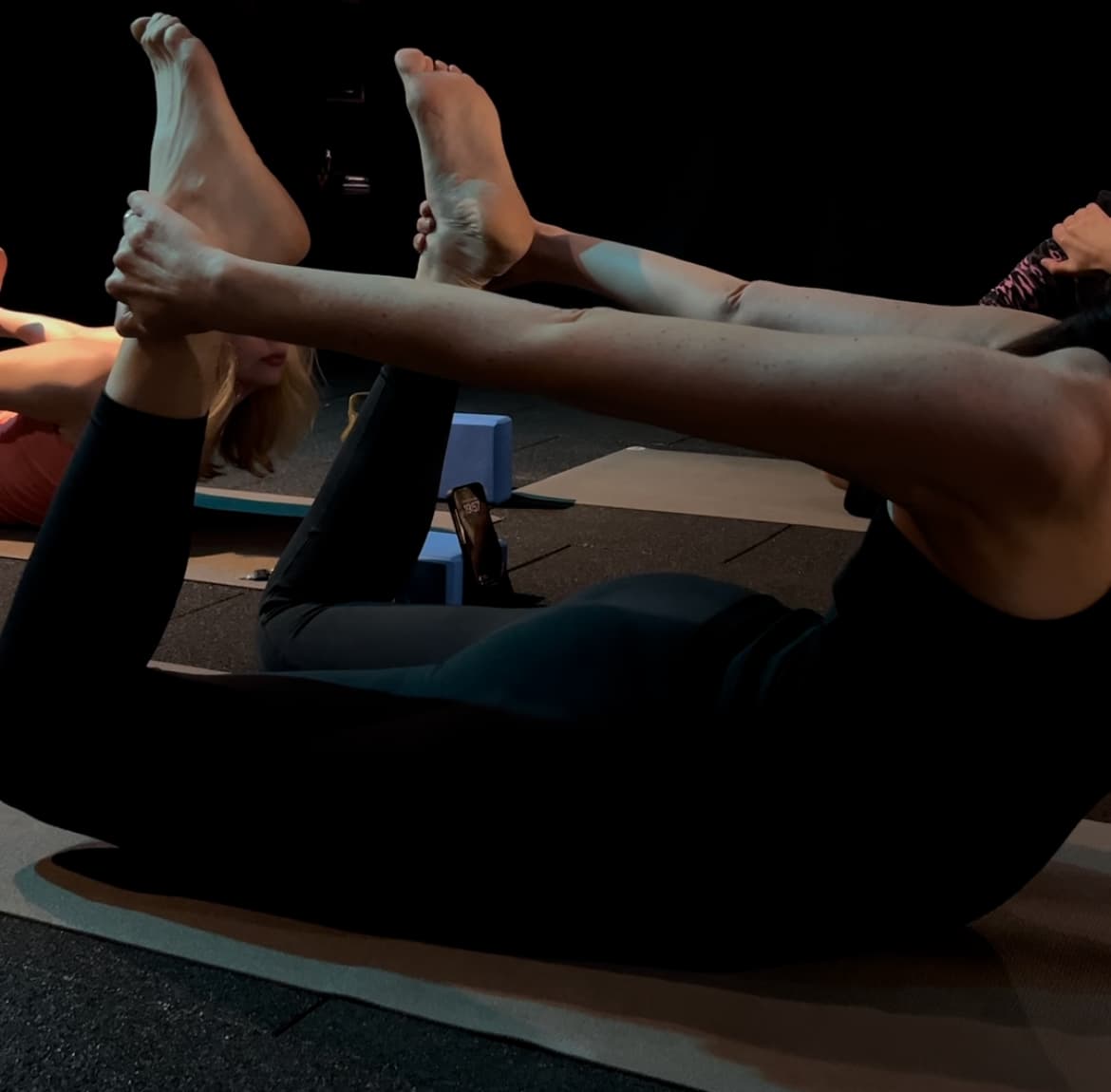 Контроль руху замість «тягнути до максимуму»  На фото — приклад активної мобільності, де важливо не просто підняти ногу вище, а зберегти контроль тазу та попереку.  Коли гнучкість не підкріплена силою, тіло починає компенсувати — і навантаження переходить у поперек або шию.  У роботі з мобільністю головне: рух у суглобі + стабільність у корпусі.  Не глибше. А контрольованіше.