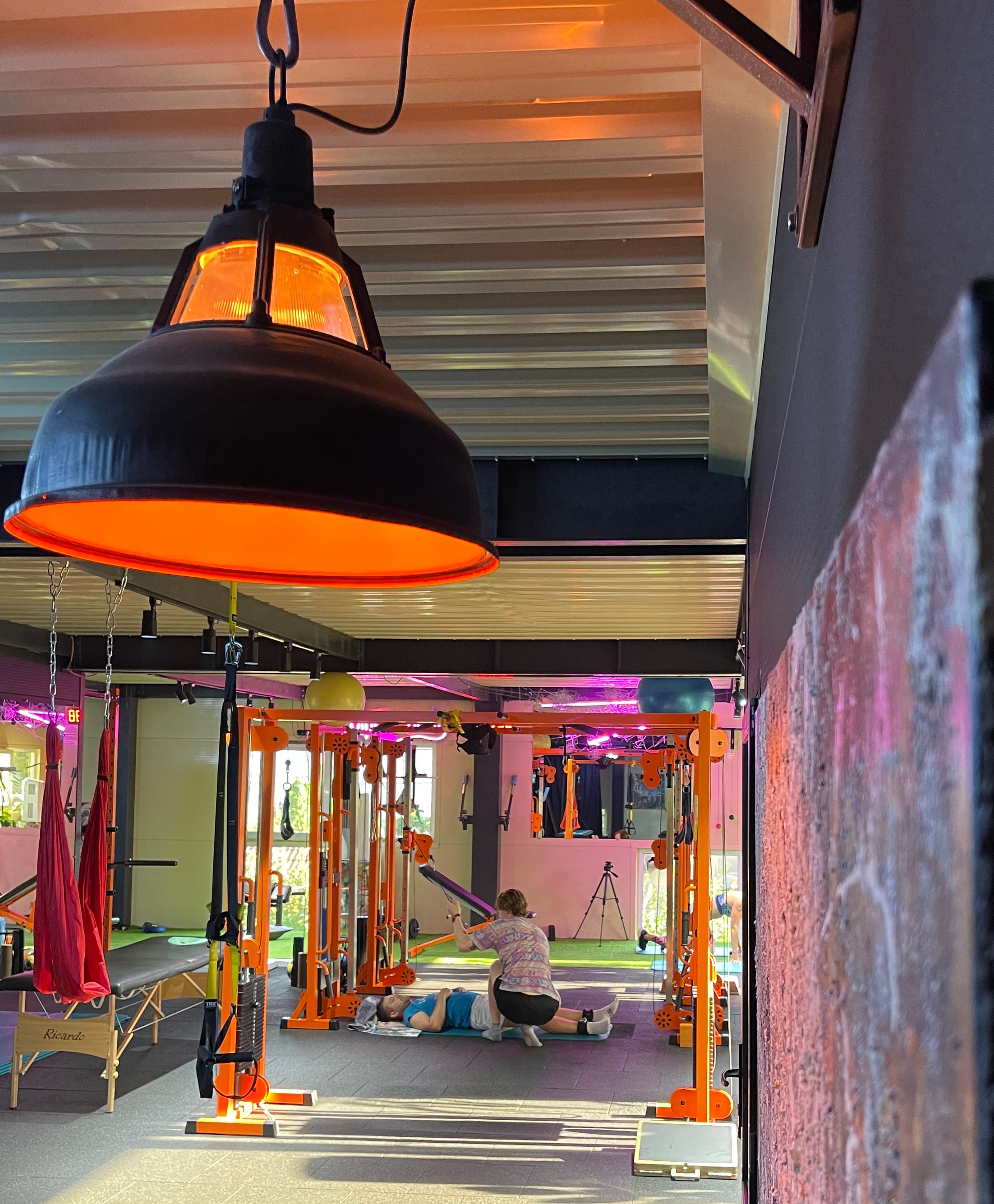 Функціональна реабілітація в залі  На фото — індивідуальна робота з клієнтом у форматі контрольованого навантаження. Мета — відновити рух, силу та координацію без перевантаження хребта чи суглобів.  Ми не просто виконуємо вправи. Ми вибудовуємо послідовність: мобільність → стабільність → сила → функція.  Саме так формується результат, який залишається надовго.