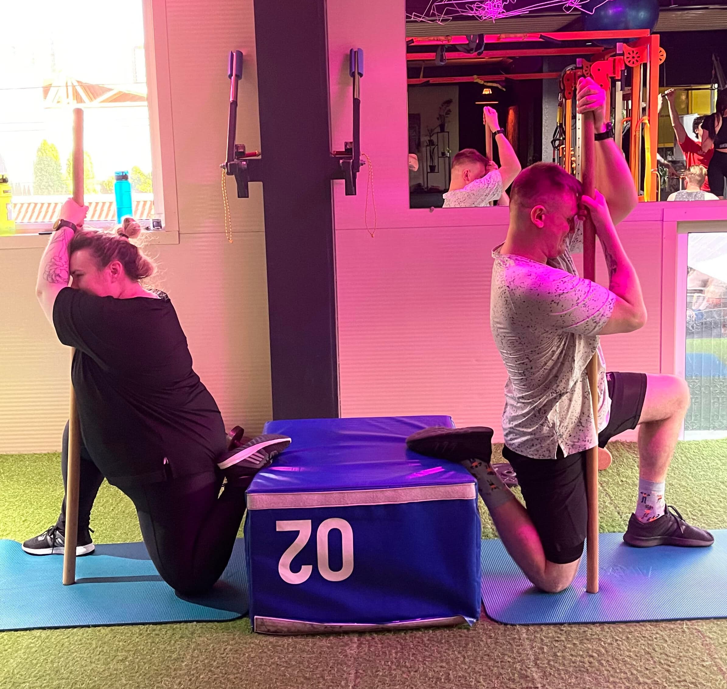 Наше тіло працює не окремими м’язами, а цілими фасціальними ланцюгами. Це мережа сполучної тканини, яка з’єднує м’язи від стоп до голови і передає напругу по всьому тілу. Саме тому відчуття розтягнення або біль часто з’являється не в тому місці, де знаходиться причина. Наприклад: • напруга у грудних м’язах може викликати дискомфорт у шиї або між лопатками • жорсткість стегон може віддавати в поперек • напруга у фасціях плеча може проявлятись болем у руці