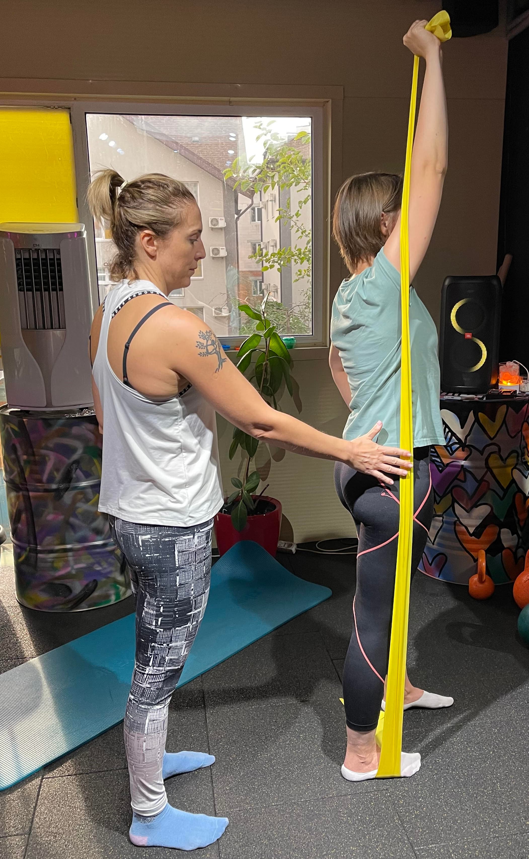 Фасціальні лінії і розтягнення: чому «тягне» не там, де болить Наше тіло працює як єдина система. М’язи з’єднані між собою через фасціальні лінії — мережу сполучної тканини, яка передає напругу по всьому тілу. Тому дискомфорт часто виникає не там, де знаходиться справжня причина. На фото — приклад вправи, яка працює з переднім фасціальним ланцюгом: від стопи через стегно, таз, живіт і грудний відділ до плеча та руки. Таке розтягнення допомагає зменшити напругу, що накопичується через сидячий спосіб життя, тривалу роботу за комп’ютером або обмежену рухливість грудного відділу. Під час виконання вправи важливо: • зберігати стабільне положення таза • не прогинатися в попереку • рівномірно розподіляти напругу по всій передній лінії тіла Саме така робота допомагає відновити баланс у фасціальній системі, покращити рухливість і зменшити відчуття скутості в тілі. Коли тіло рухається як цілісний ланцюг, біль поступово зменшується, а рух стає природнішим і легшим.