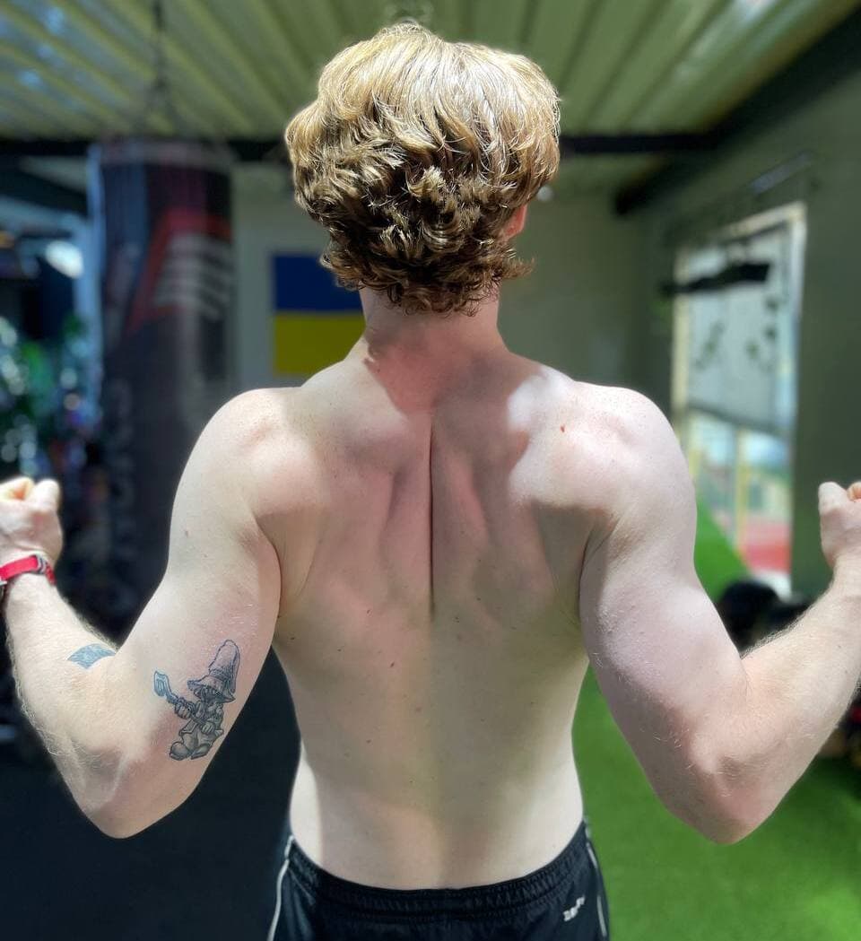 М’язи спини та плечового поясу відіграють ключову роль у стабілізації хребта і формуванні правильної постави. На фото показана робота м’язів лопатки, трапецієподібних і розгиначів спини, які забезпечують контроль рухів плечового поясу та підтримують стабільність грудного відділу хребта.  Можна також використати трохи більш реабілітаційний варіант:  М’язи спини, що стабілізують лопатки та грудний відділ хребта. Баланс між трапецієподібними, ромбоподібними м’язами та розгиначами спини важливий для правильної постави, стабільності плечового поясу і профілактики болю у спині та шиї.