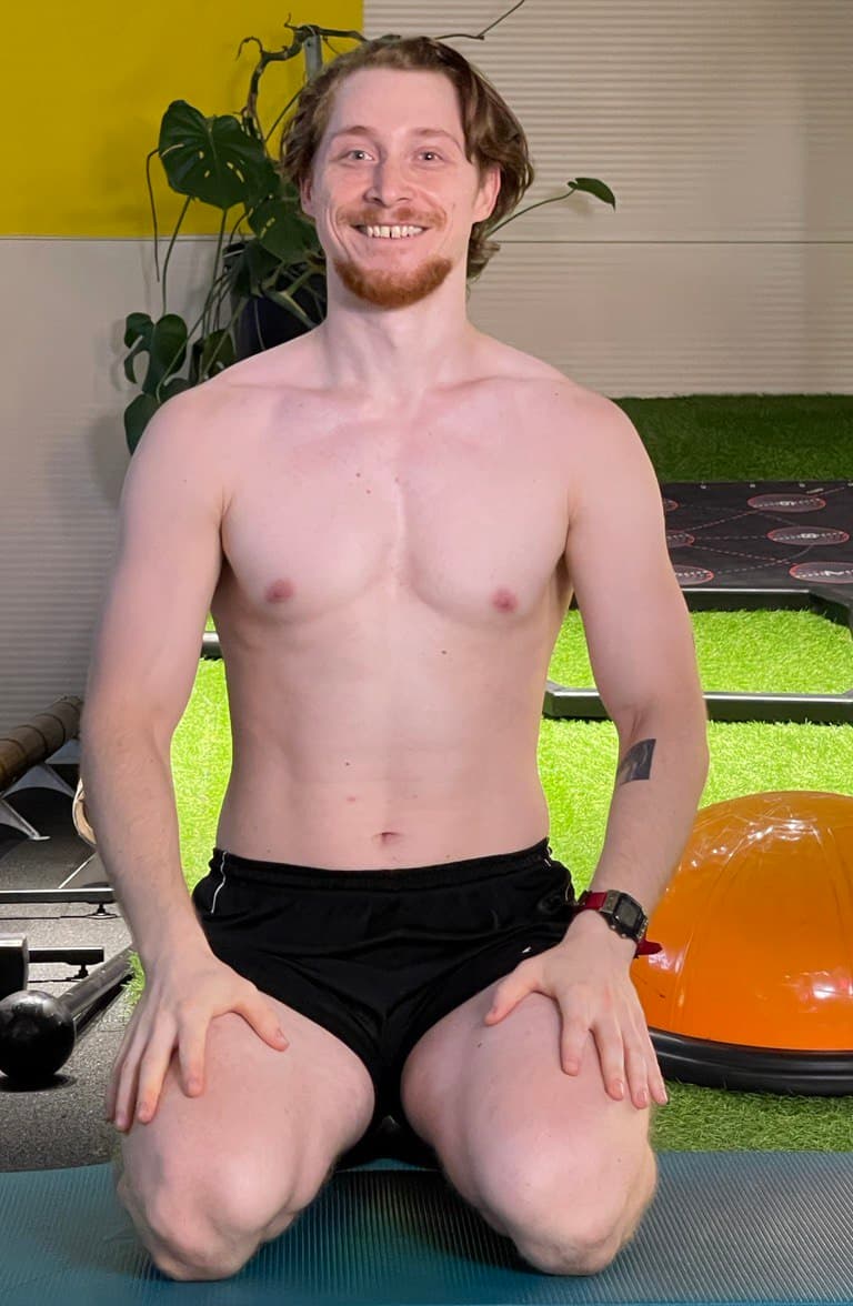 На фото представлено розтягнення квадрицепсів у контрольованому положенні. Робота з передньою поверхнею стегна є важливою частиною відновлення після перенапруження попереку.  Напружені квадрицепси можуть впливати на положення тазу, збільшуючи навантаження на поперековий відділ. Тому в процесі реабілітації важливо відновлювати баланс між передньою і задньою лініями тіла.  У фазі загоєння розтягнення виконується без болю, з контролем положення тазу та попереку, щоб не створювати додаткового стресу на ушкоджені структури.