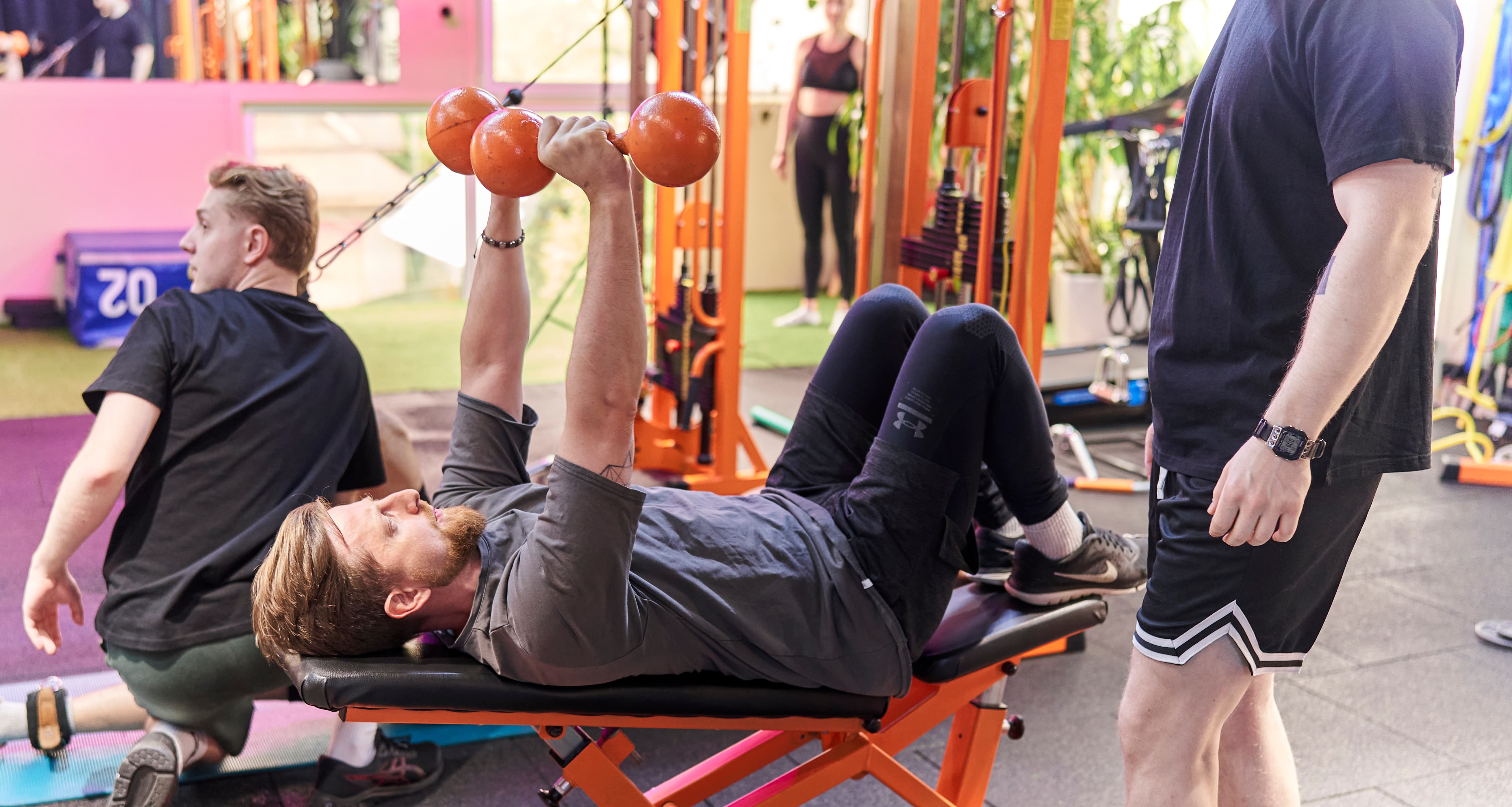 На фото представлена вправа з обтяженням у положенні лежачи з акцентом на контроль плечового суглоба та стабілізацію лопатки. Такий формат дозволяє знизити осьове навантаження на хребет і сфокусуватися на якості руху.  При порушенні роботи плечового поясу часто спостерігається недостатній контроль лопатки, що призводить до перевантаження суглоба і підвищує ризик болю або травм.  Контрольоване виконання вправ із помірним навантаженням дозволяє відновити координацію, нормалізувати біомеханіку руху та безпечно підготувати плечовий суглоб до більш складних навантажень.