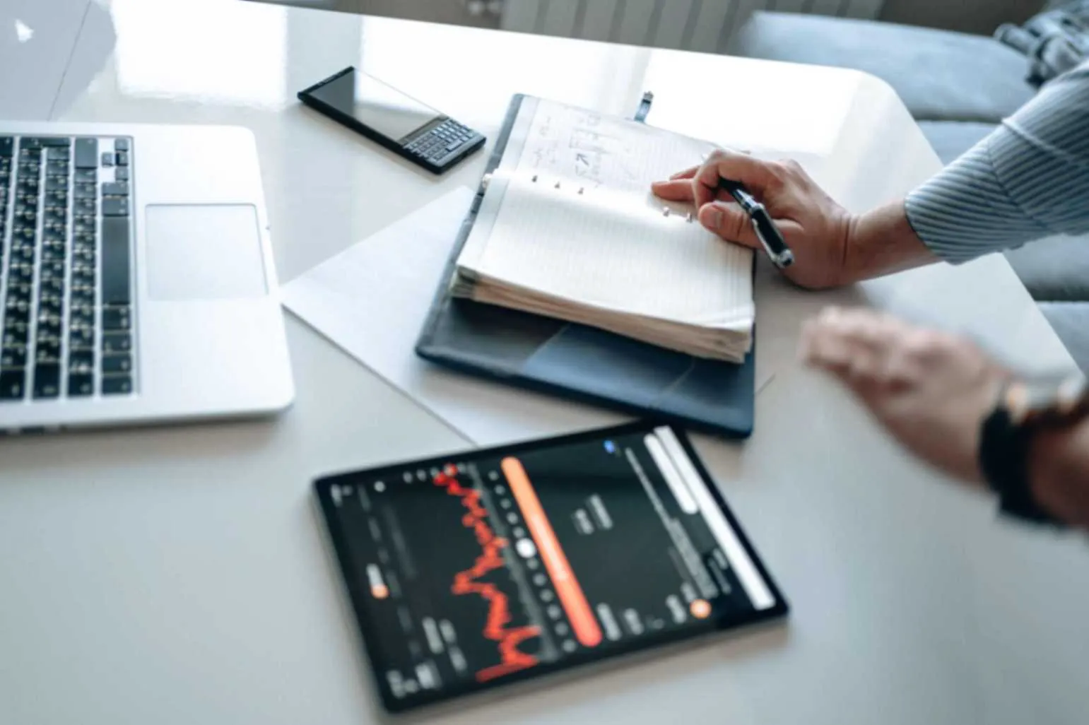 Sales team reviewing pipeline performance in a HubSpot dashboard