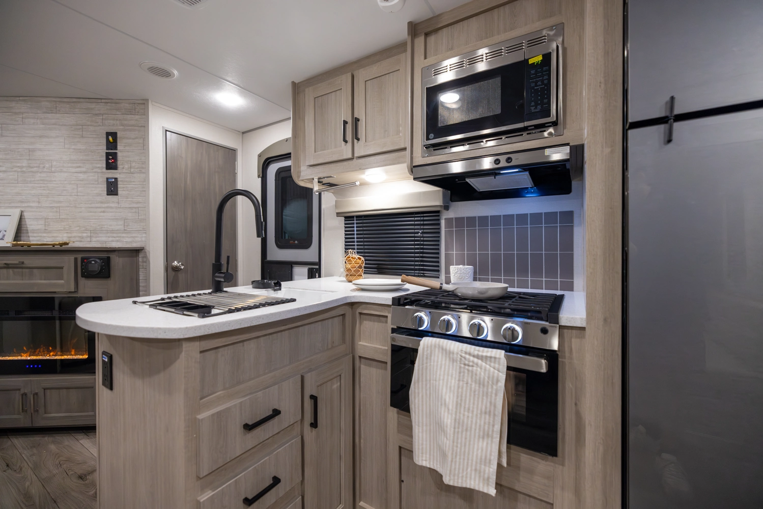2027 Catalina Legacy 293TQBSCK