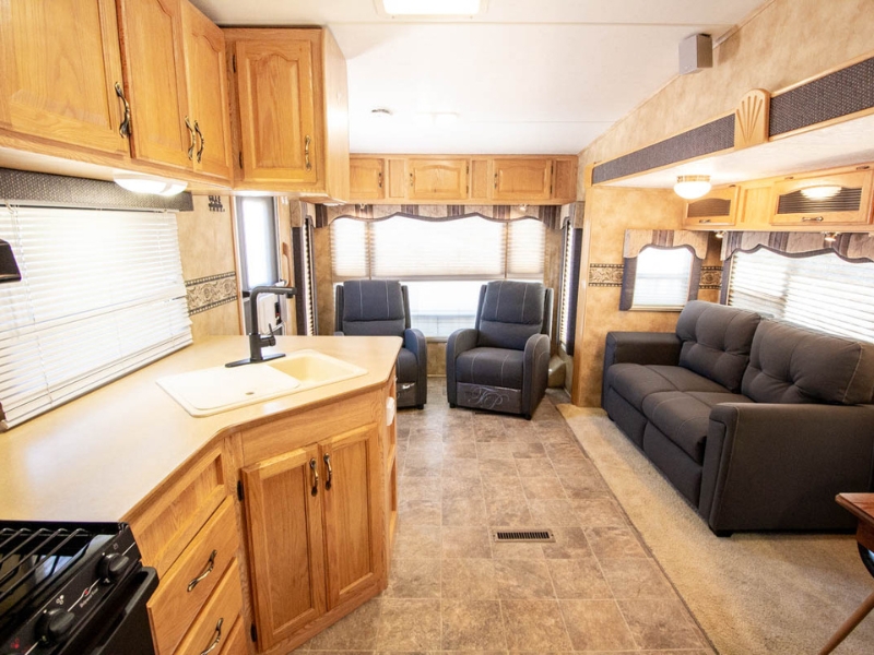 USED 2005 Laredo 28RL