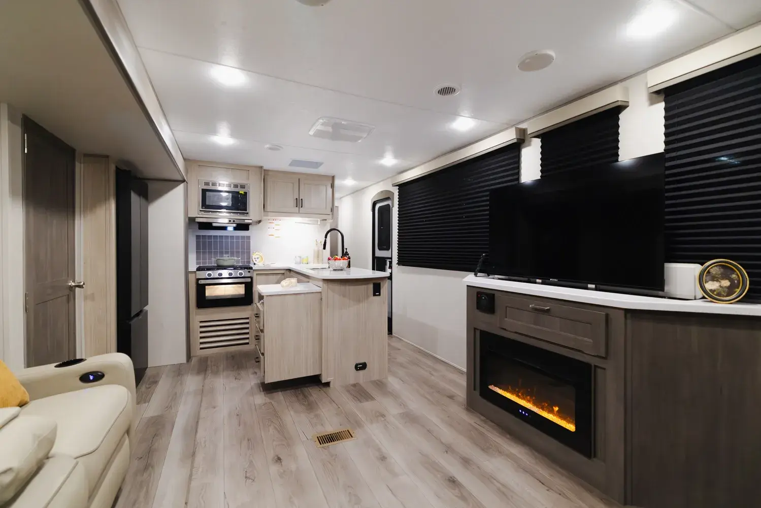 2027 Catalina 283RNR- Off Grid/Fiberglass Exterior (Legacy Series)