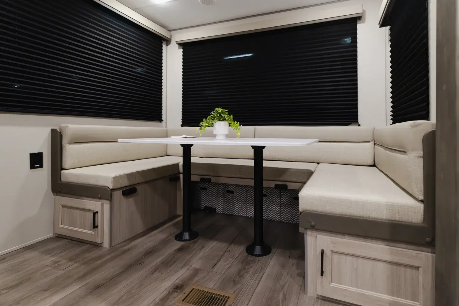 2027 Catalina 283RNR- Off Grid/Fiberglass Exterior (Legacy Series)