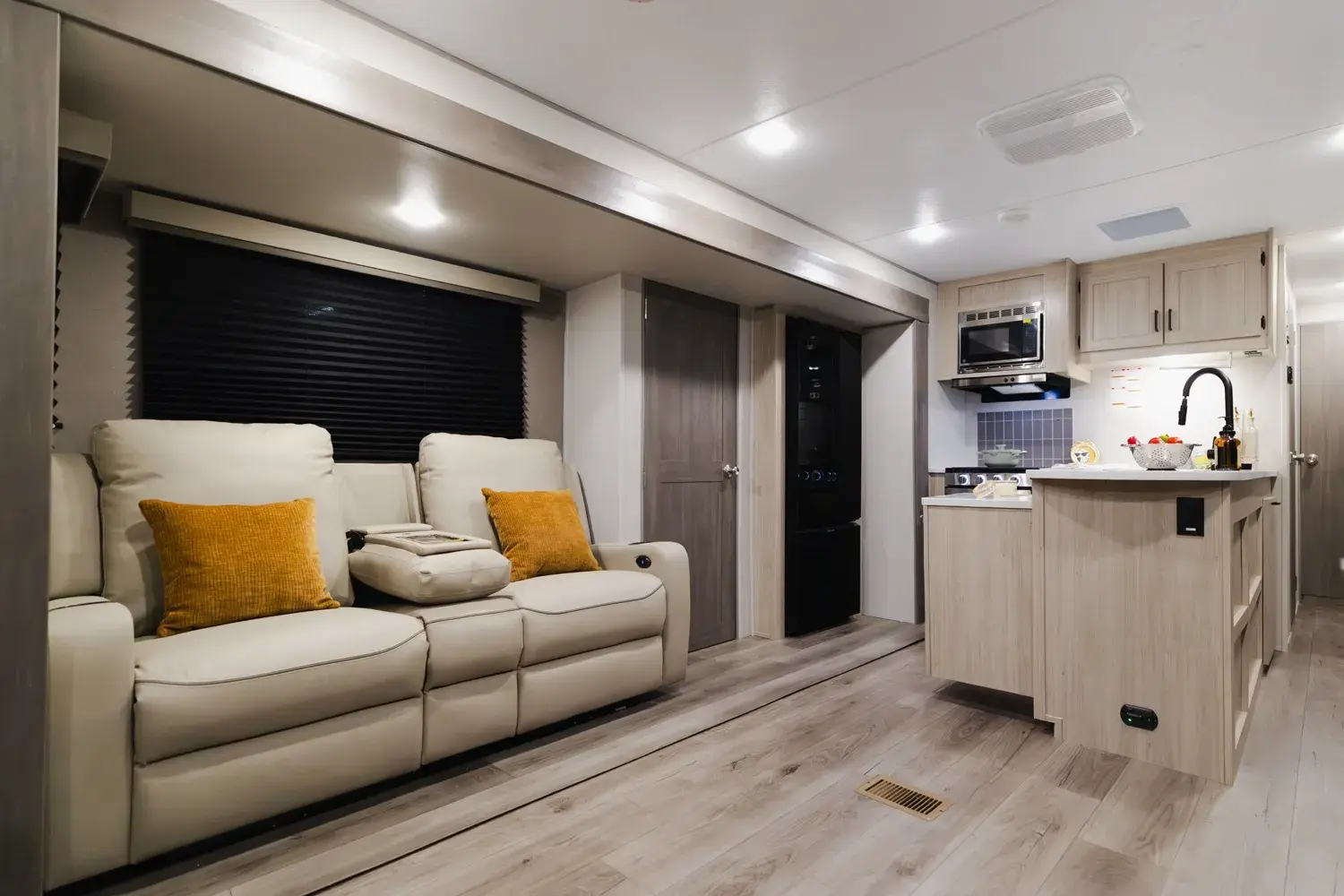 2027 Catalina 283RNR- Off Grid/Fiberglass Exterior (Legacy Series)