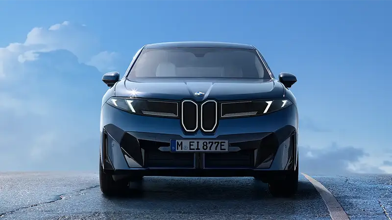Frontansicht eines blauen BMW iX3 auf offener Straße vor blauem Himmel – Baum Automobile in Bad Neuenahr-Ahrweiler