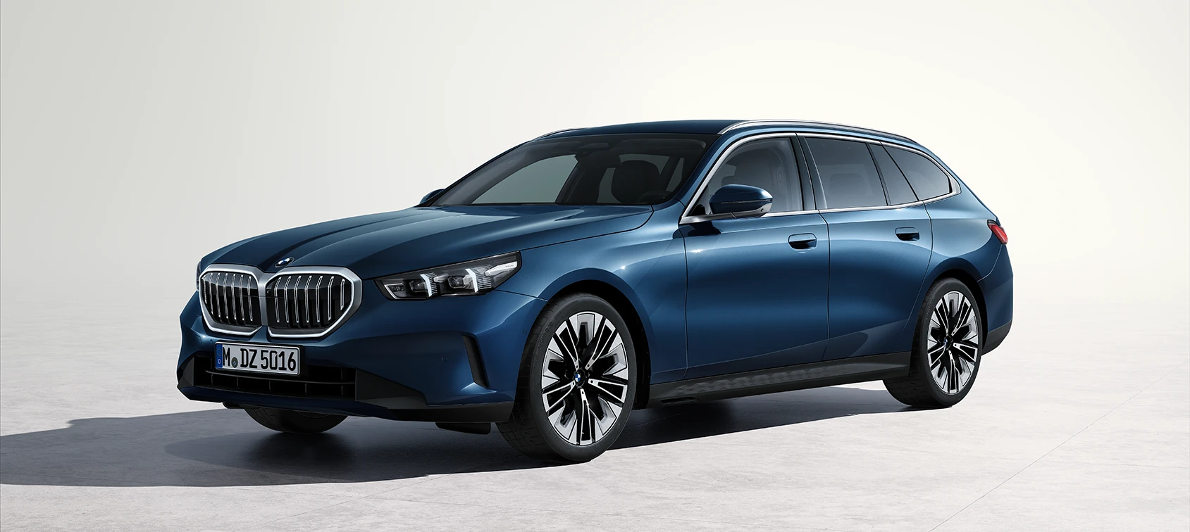 Blauer BMW Touring in eleganter seitlicher Frontansicht auf hellem Hintergrund – BMW Baum Automobile in Bad Neuenahr-Ahrweiler