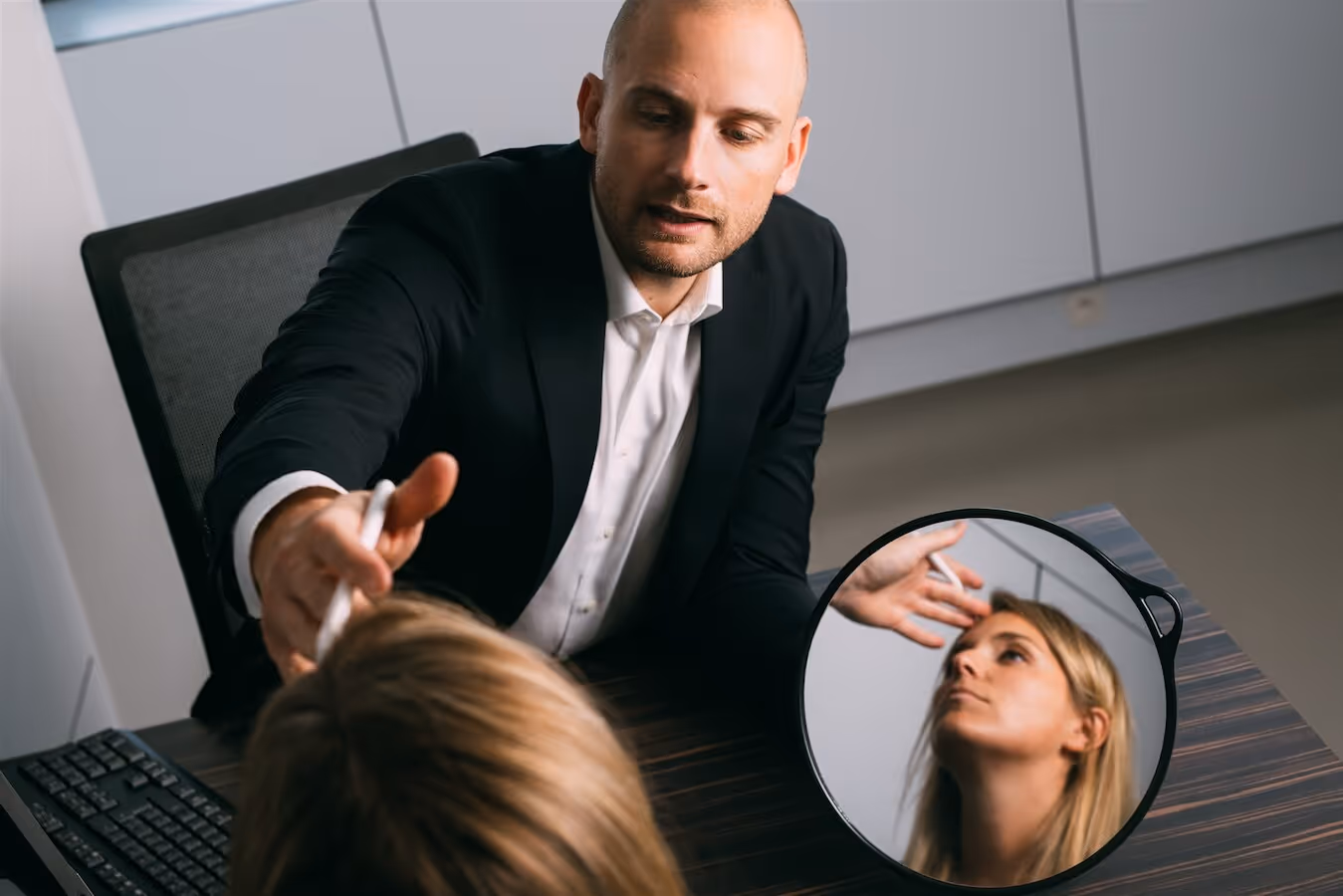 Dr. Maarten Van Genechten, specialist in esthetische aangezichtschirurgie onder andere verbonden aan het AZ Monica.