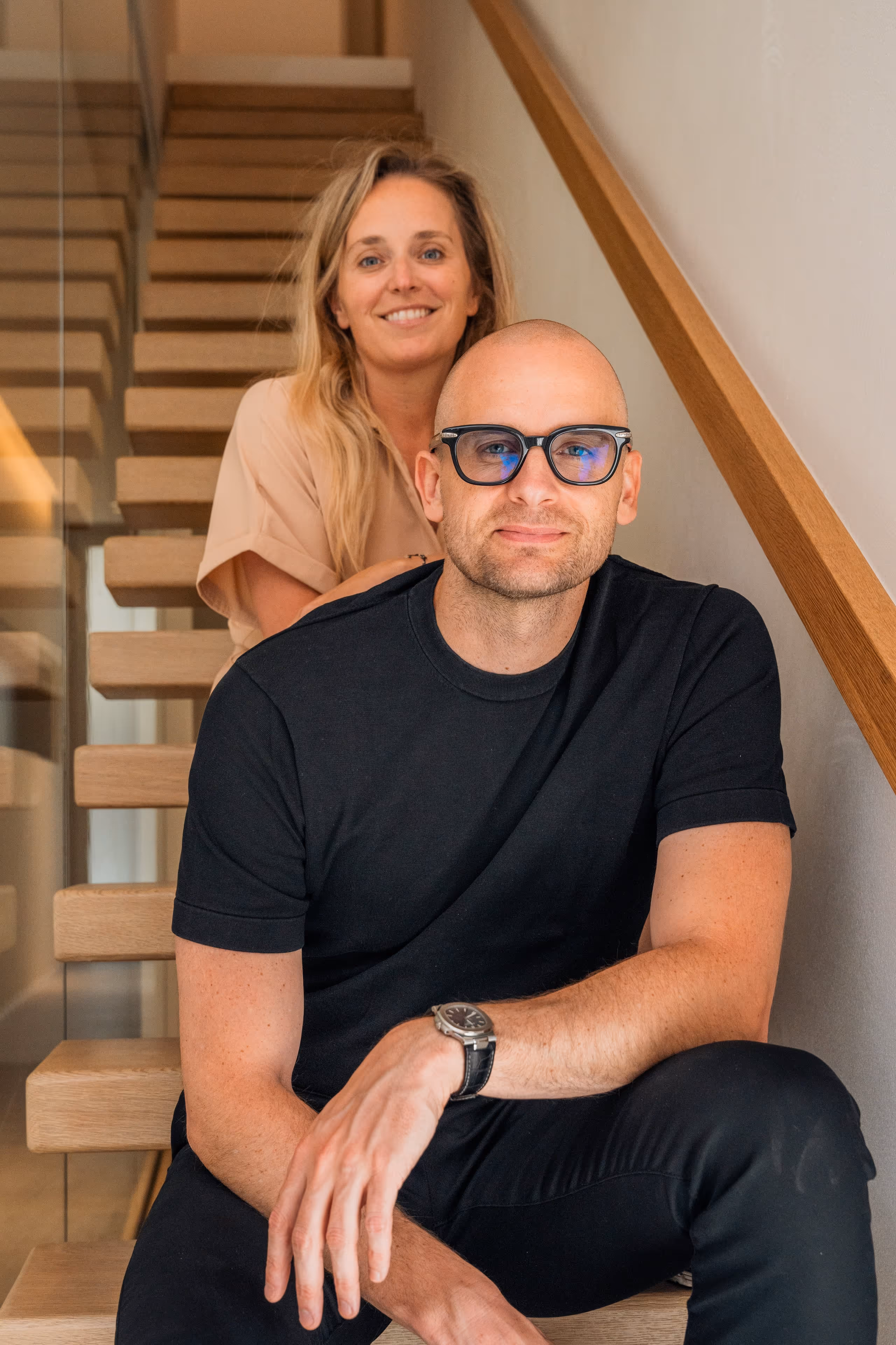 Dr. Maarten Van Genechten en zijn vrouw op de trap.
