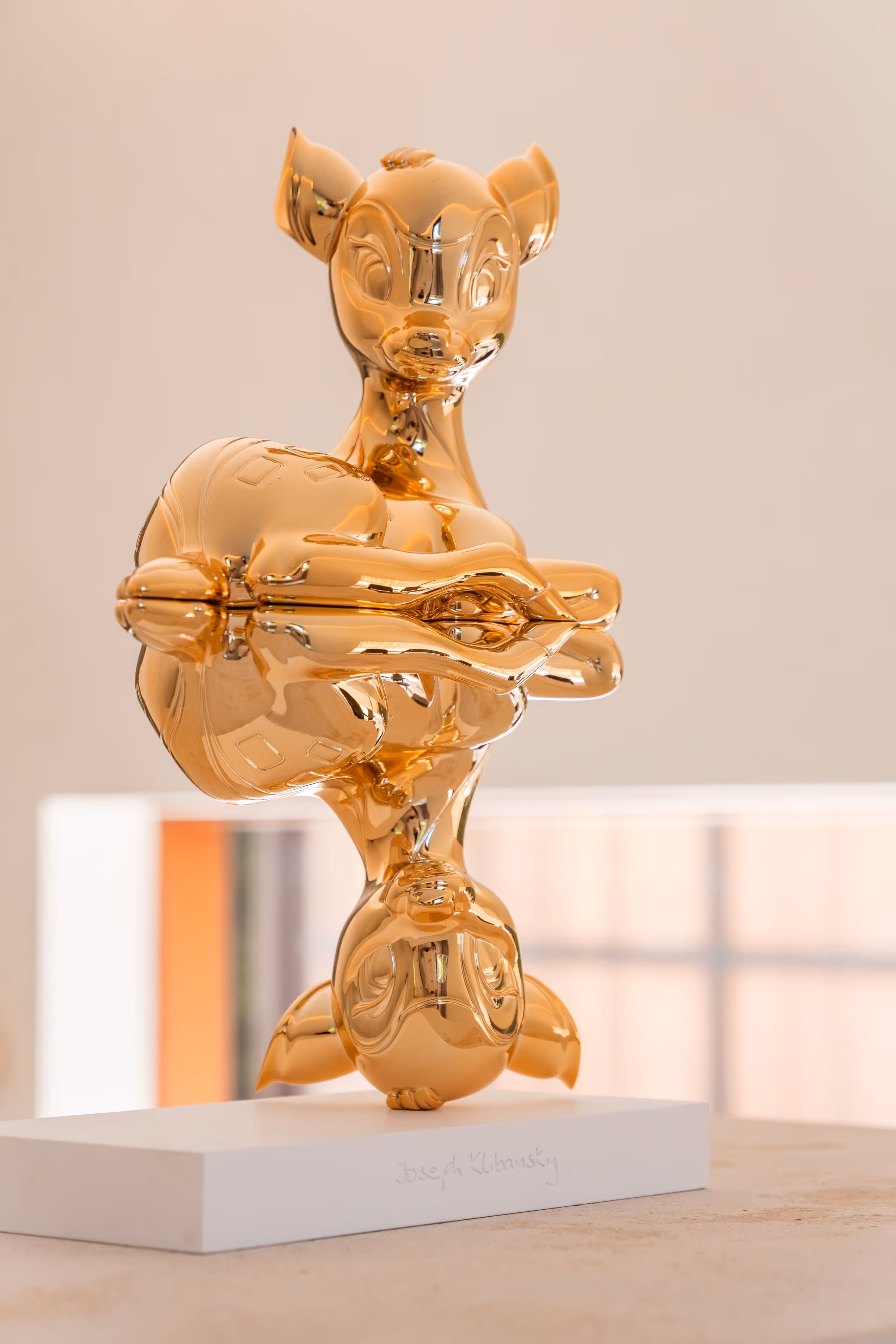 "Reflections of Youth" beeldje van Joseph Klibansky, gouden versie.