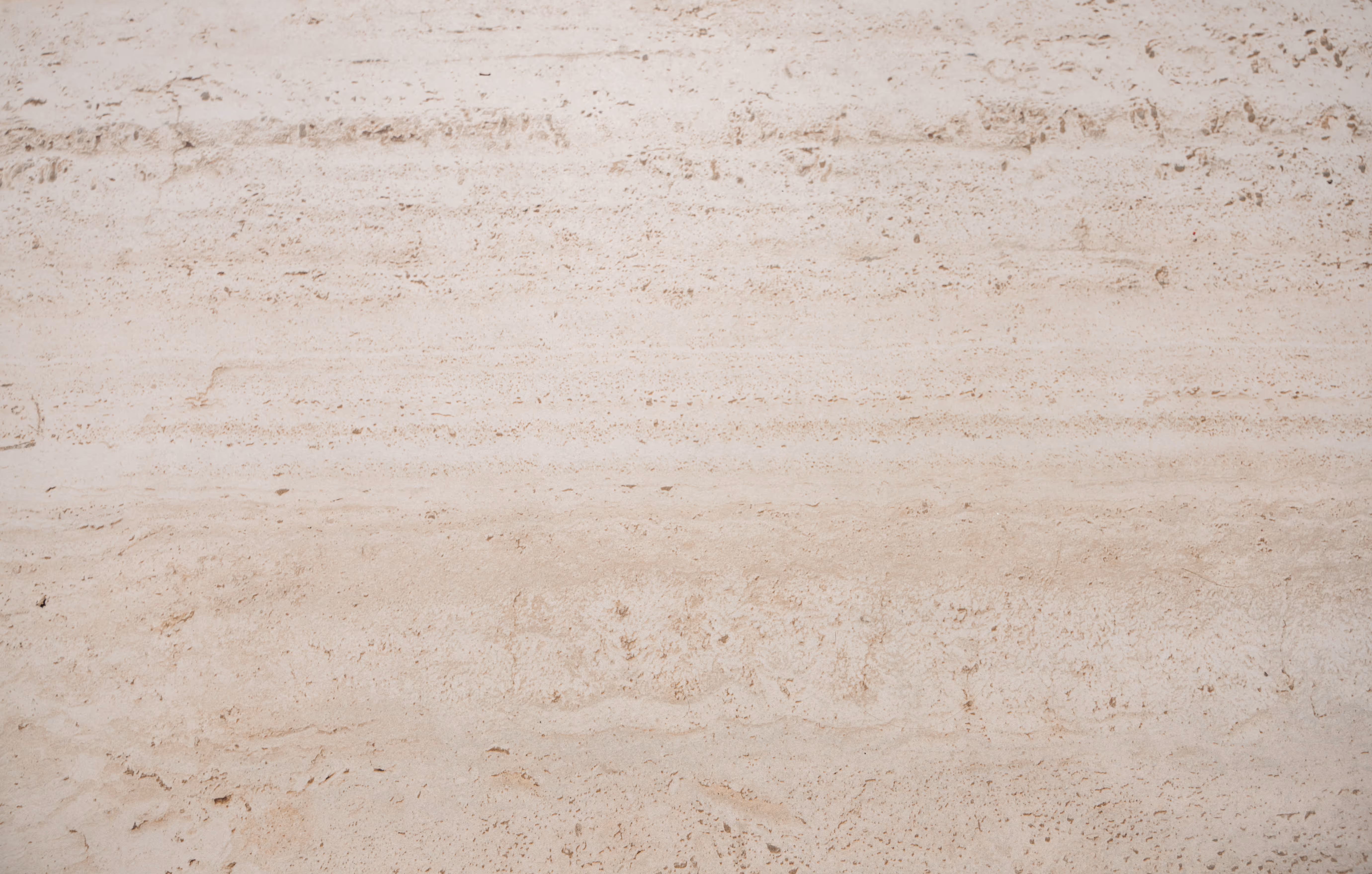 Beige natuursteen met horizontale nerven.