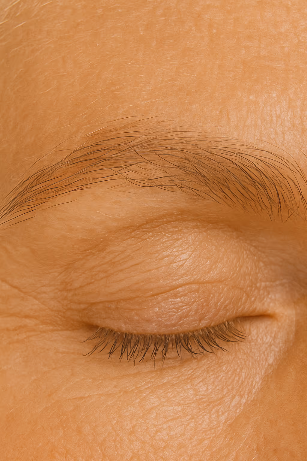 Gros plan d'un sourcil et d'un œil fermé.