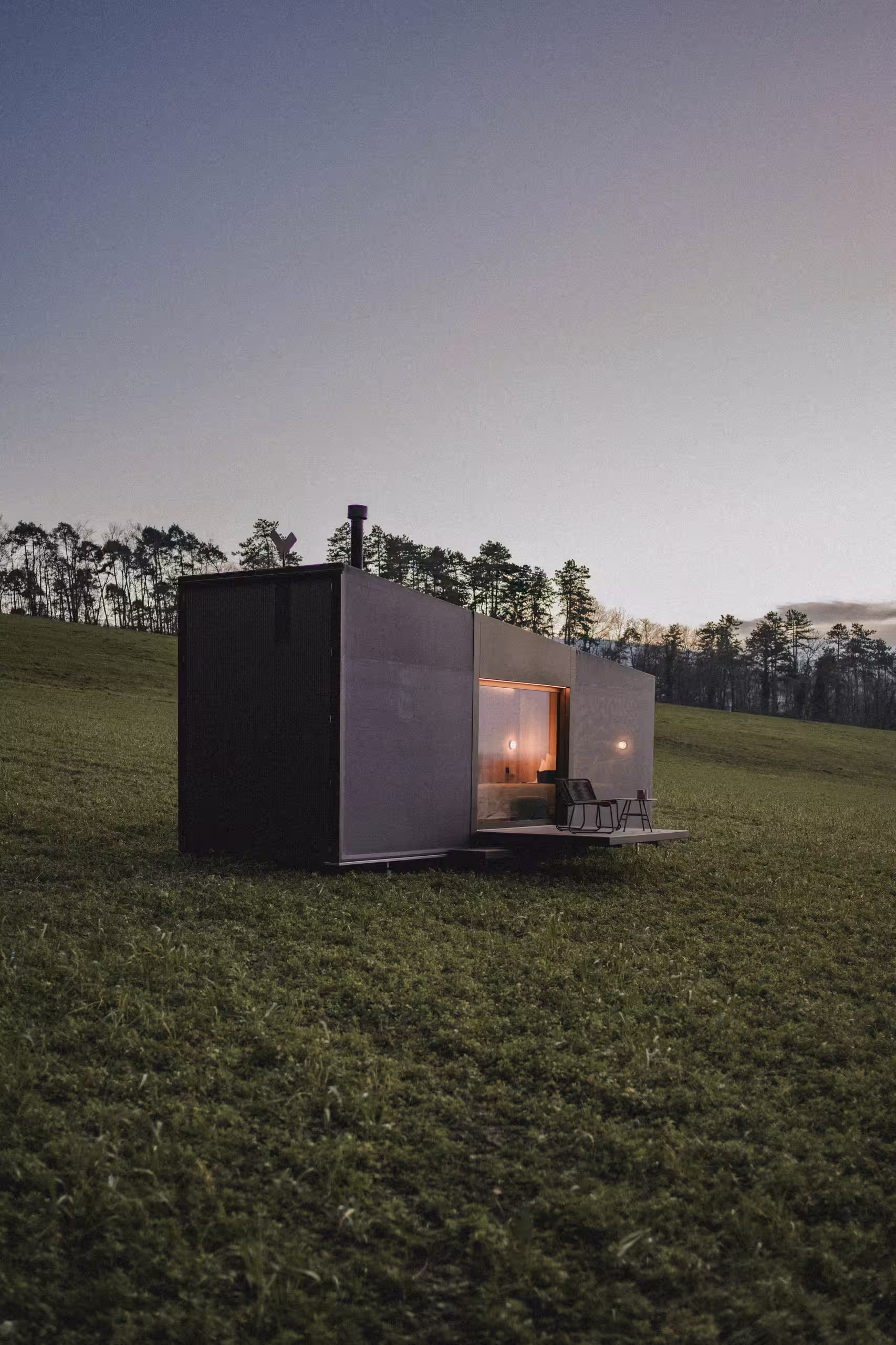 Cabane éphémère de luxe SNUUG alliant durabilité absolue et confort d'un hôtel 4 étoiles au cœur des paysages suisses.