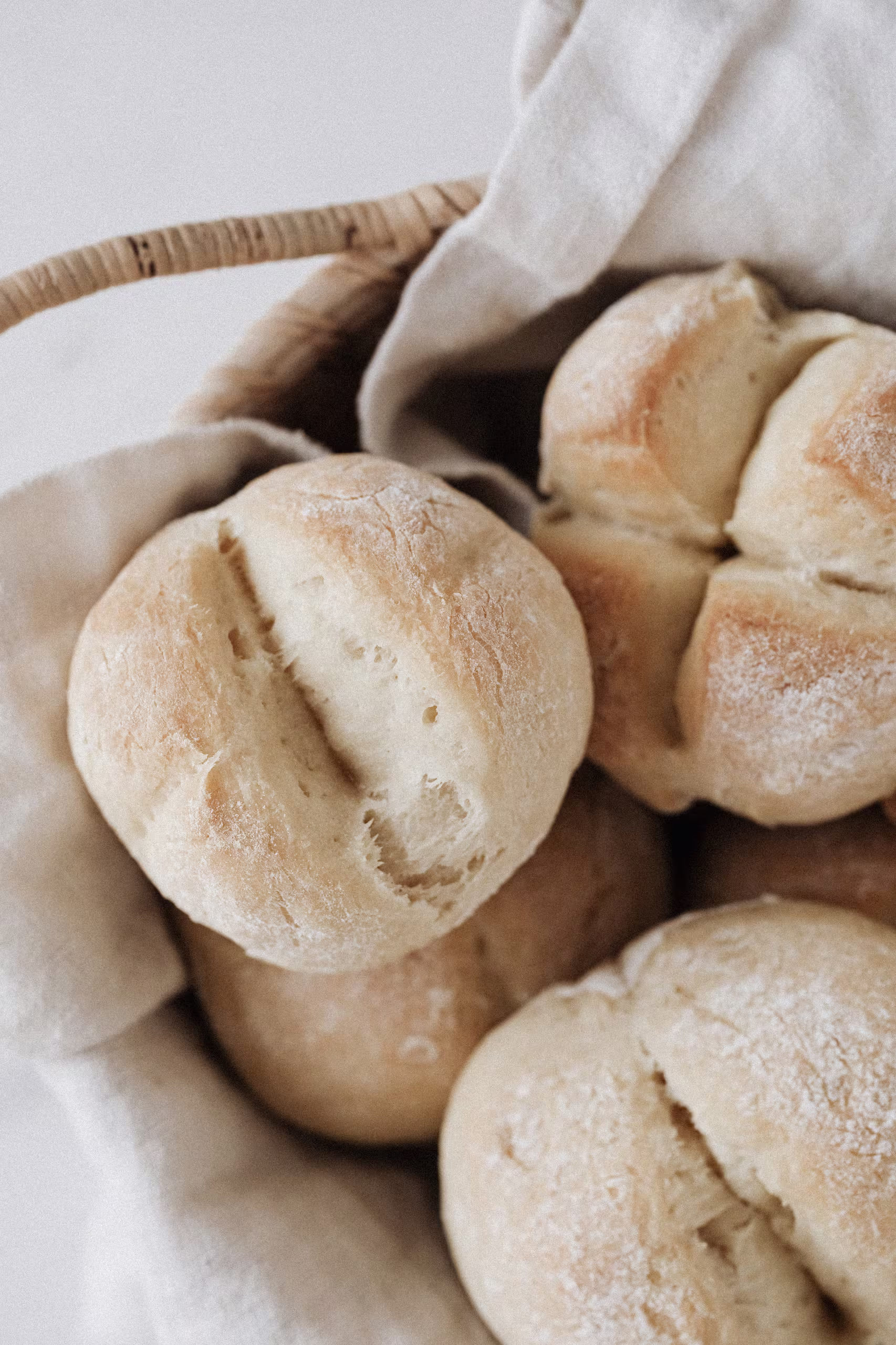 Selezione di pane fresco artigianale per la colazione locale, degna del servizio di un hotel a 4 stelle in eco-capsule SNUUG.