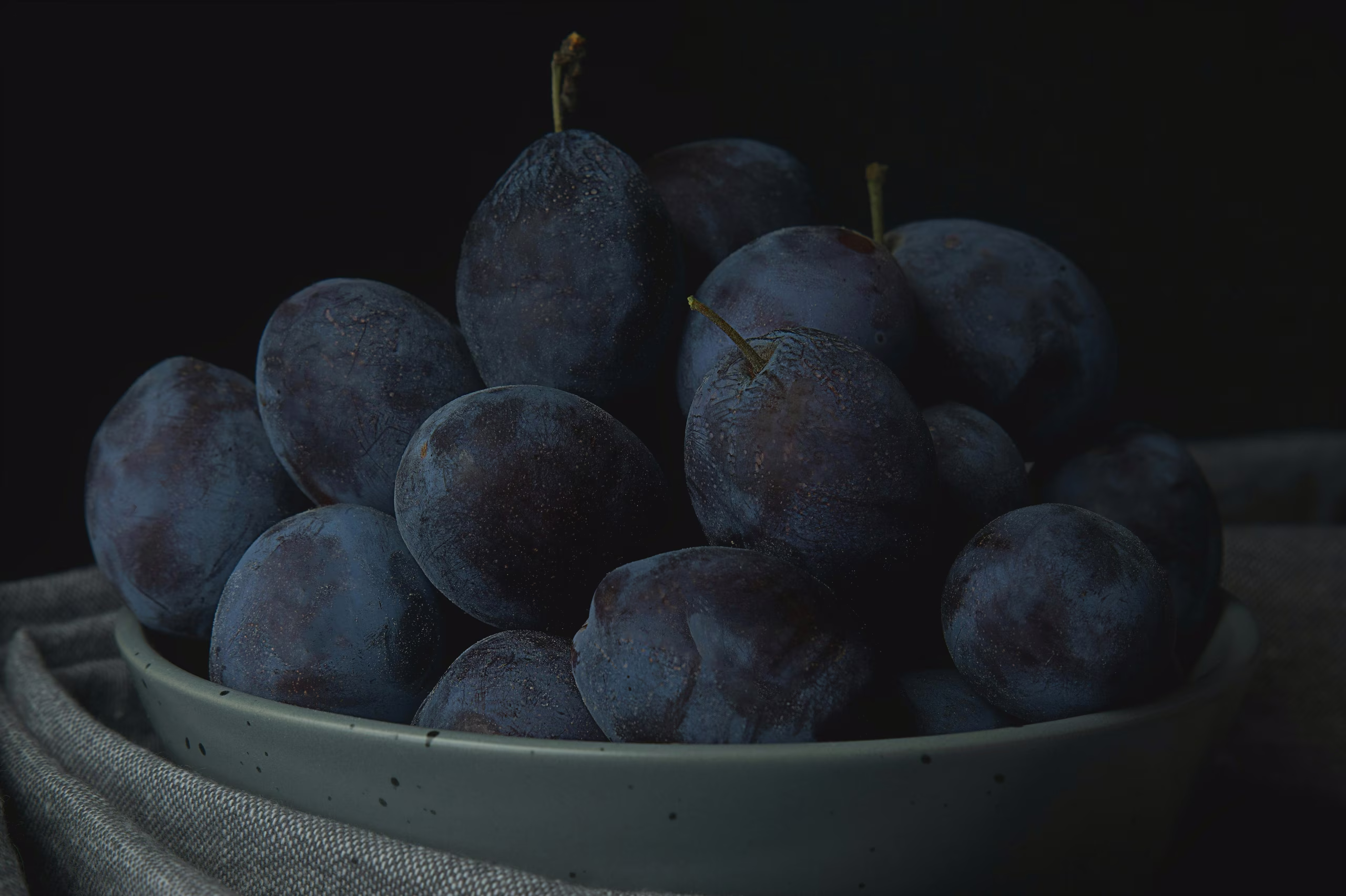 Bol de bleuets frais et locaux pour l'expérience gastronomique SNUUG, illustrant la poésie du terroir helvétique et les produits de saison.