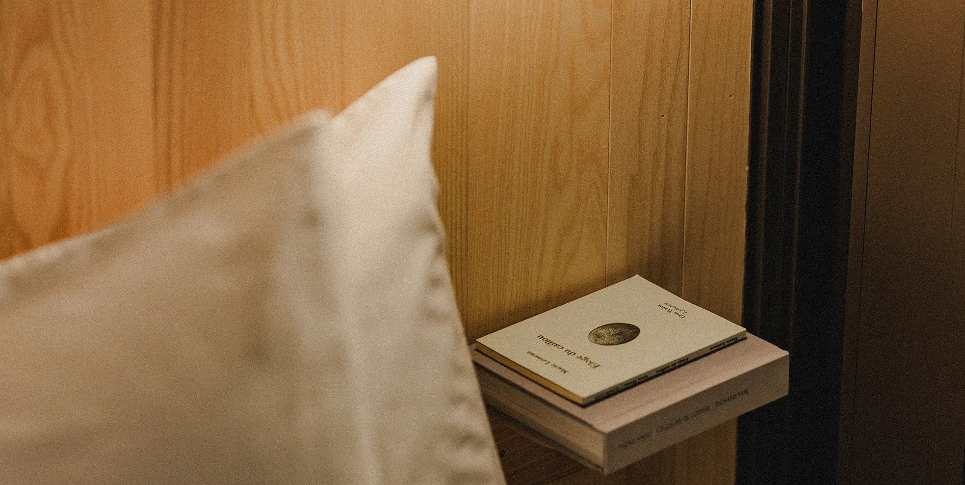 A detailed look at the refined interior and modern comfort of a four-star pop-up suite at the SNUUG hotel.