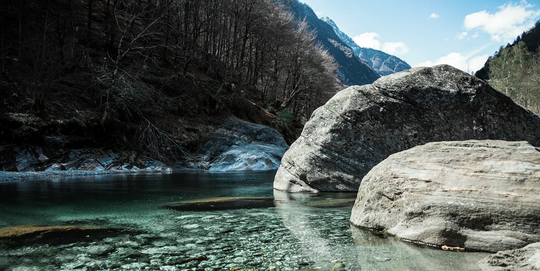 Crystal-clear stream and wild natural landscape, a SNUUG immersion location in Switzerland.