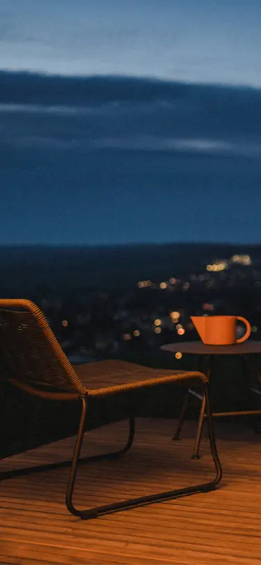 Vue panoramique depuis une chambre éphémère SNUUG, alliant confort quatre étoiles et nature sauvage suisse.