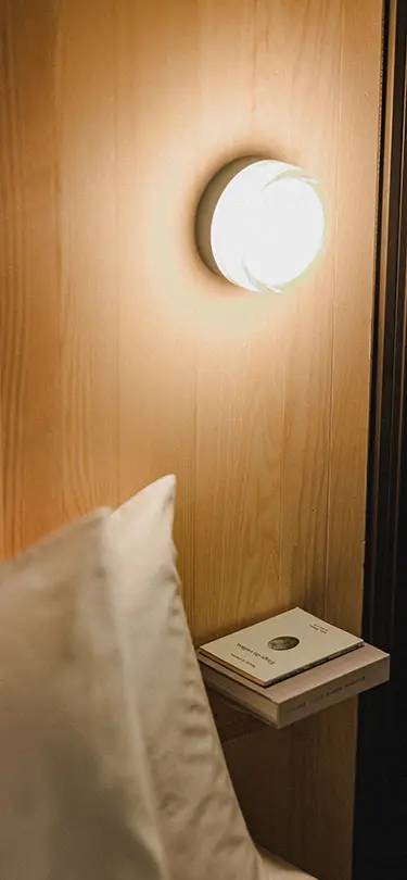 Ein Detail der raffinierten Innenausstattung und des modernen Komforts einer temporären Vier-Sterne-Suite des SNUUG Hotels.